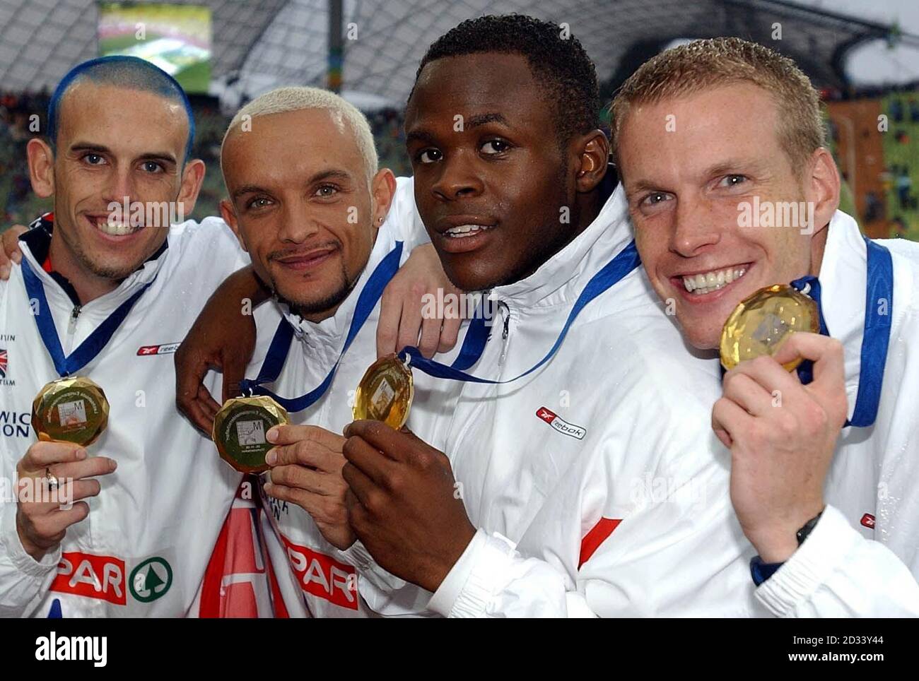 Die Briten (von L-R) Matt Elias, Jamie Baulch, Daniel Caines und Jared Deacon feiern mit ihren Goldmedaillen, nachdem sie die 4x400-Staffel der Männer bei den Leichtathletik-Europameisterschaften in München gewonnen haben. Stockfoto