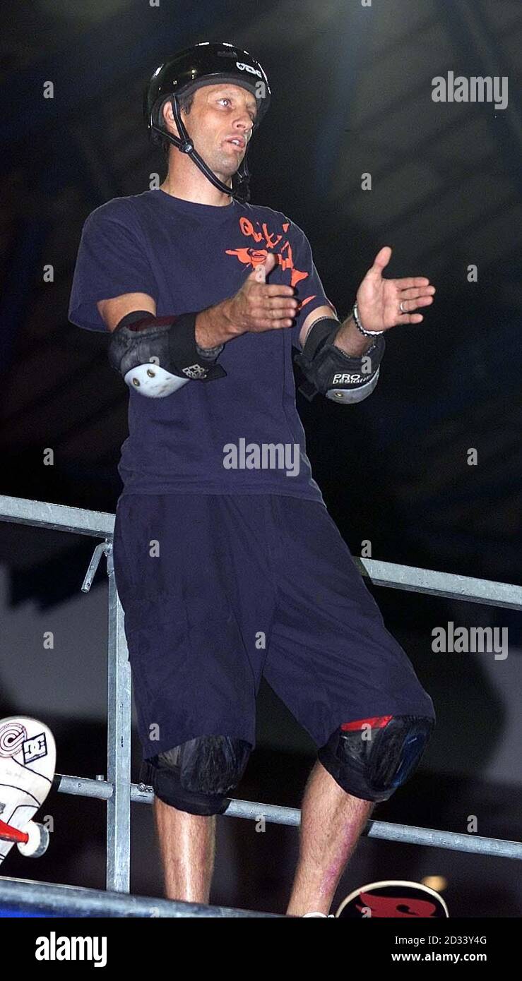 Der legendäre US-Skateboarder Tony Hawk beim World Sk8 Masterz (World Skate Masters) in der London Arena, Docklands, London. Hawk hält den Rekord einer 900-Grad-Wende in der Luft, die er bei den 12. Jährlichen X-Games in San Francisco im Jahr 1999 durchgeführt. Hawk tritt zum ersten Mal seit sieben Jahren in Großbritannien an und wird von 9 der weltweit besten Skateboarder begleitet. Stockfoto