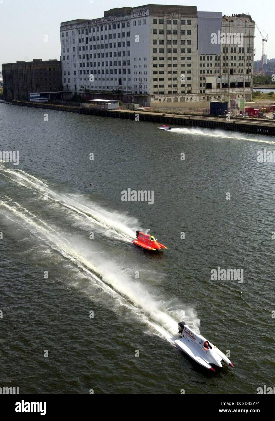 Die Teilnehmer des British Powerboat Grand Prix fahren durch die Londoner Docklands im Rahmen des zweitägigen Events, das morgen im British Grand Prix gipfelt. Stockfoto