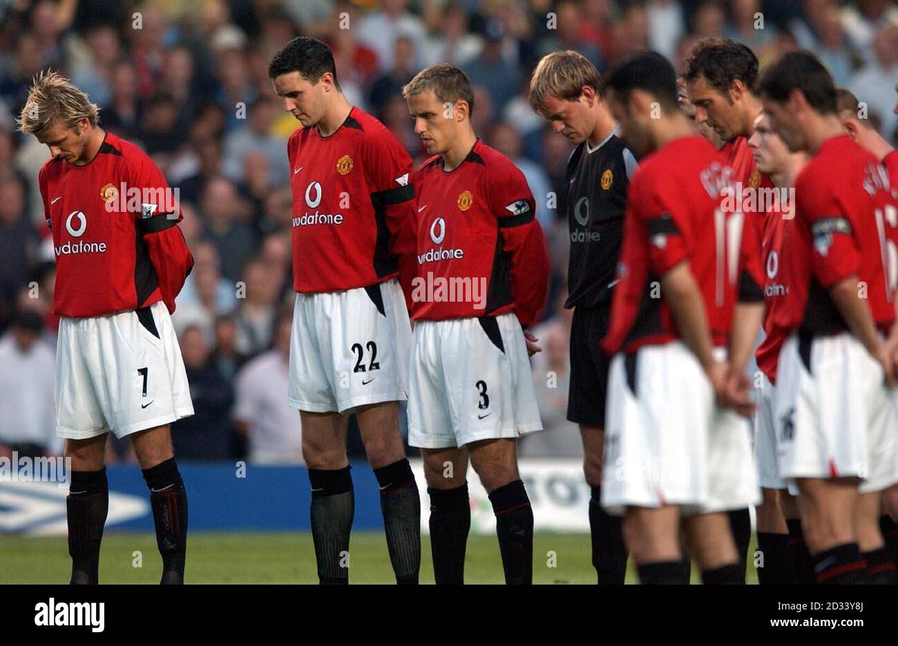 Manchester United beobachtet eine einminütige Stille in Erinnerung an Holly Wells und Jessica Chapman in Stamford Bridge, London, bevor ihr Barclaycard Premiership-Spiel mit dem Gastgeber Chelsea stattfand. DIESES BILD KANN NUR IM RAHMEN EINER REDAKTIONELLEN FUNKTION VERWENDET WERDEN. KEINE WEBSITE-/INTERNETNUTZUNG, ES SEI DENN, DIE WEBSITE IST BEI DER FOOTBALL ASSOCIATION PREMIER LEAGUE REGISTRIERT. Stockfoto