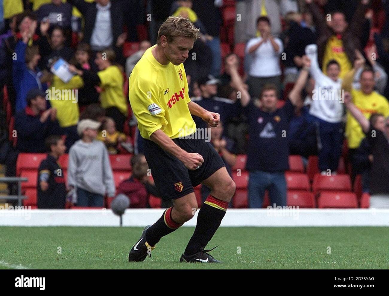 Watfords Alain Nielsen feiert seinen vierten Treffer im Nationwide Division One Spiel auf Watfords Vicarage Road Ground. Stockfoto