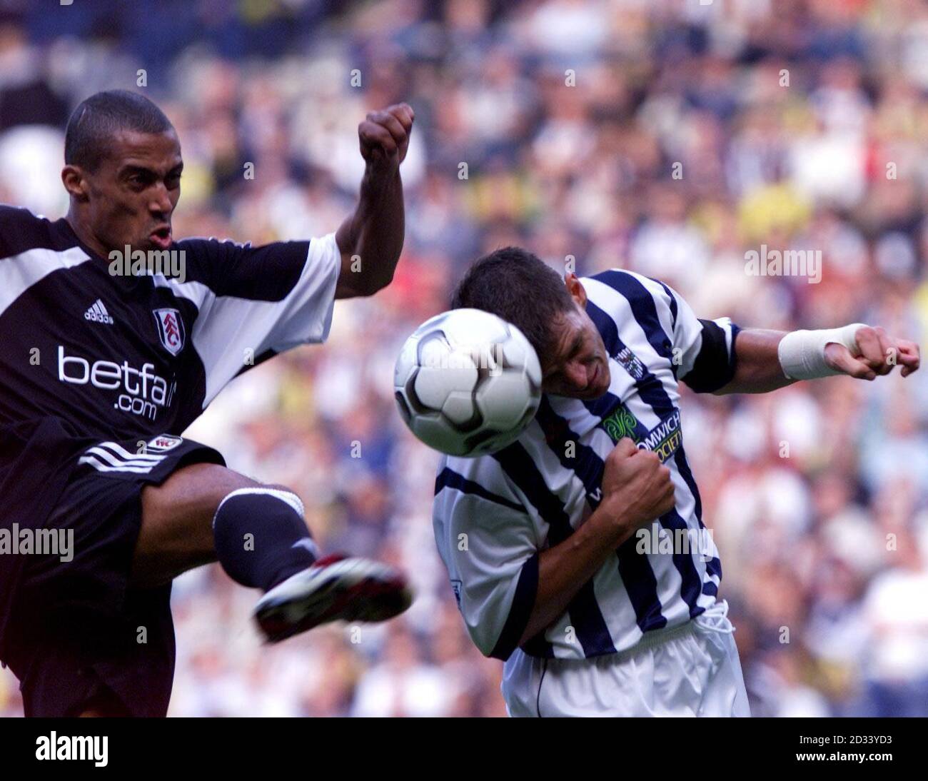 Fulhams Steve Marlet versucht, einen Fuß zum Ball zu bekommen, aber West Bromwich Albion Verteidiger Phil Gilchrist nutzt seinen Kopf, während West Bromwich Albion 1-0 Fulham in ihrem FA Barclaycard Premiership Spiel in den Hawthorns, West Bromwich, gewinnt. Stockfoto