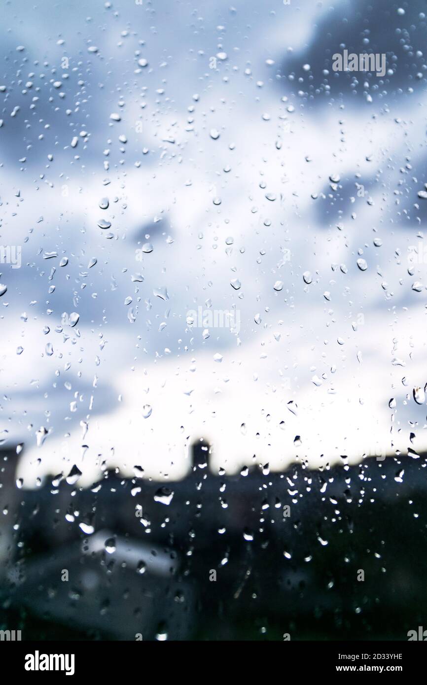 Schöne Natur Tapete durch Regen und Tau Tropfen auf das Glas. Stockfoto