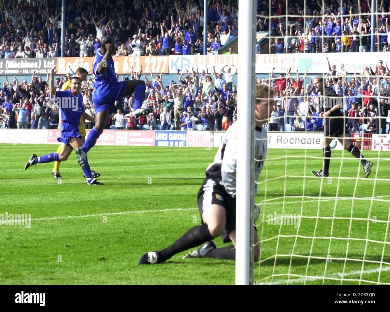 Oldham Athletic's Clyde Wijnhard (Mitte links) springt zum Feiern, nachdem er Mansfield-Torwart Kevin Pilkington (Mitte rechts) beim zweiten Spiel der Nationwide Division im Oldham Boundary Park Ground vom Strafplatz aus geschlagen hat. DIESES BILD KANN NUR IM RAHMEN EINER REDAKTIONELLEN FUNKTION VERWENDET WERDEN. KEINE INOFFIZIELLE CLUB-WEBSITE. Stockfoto