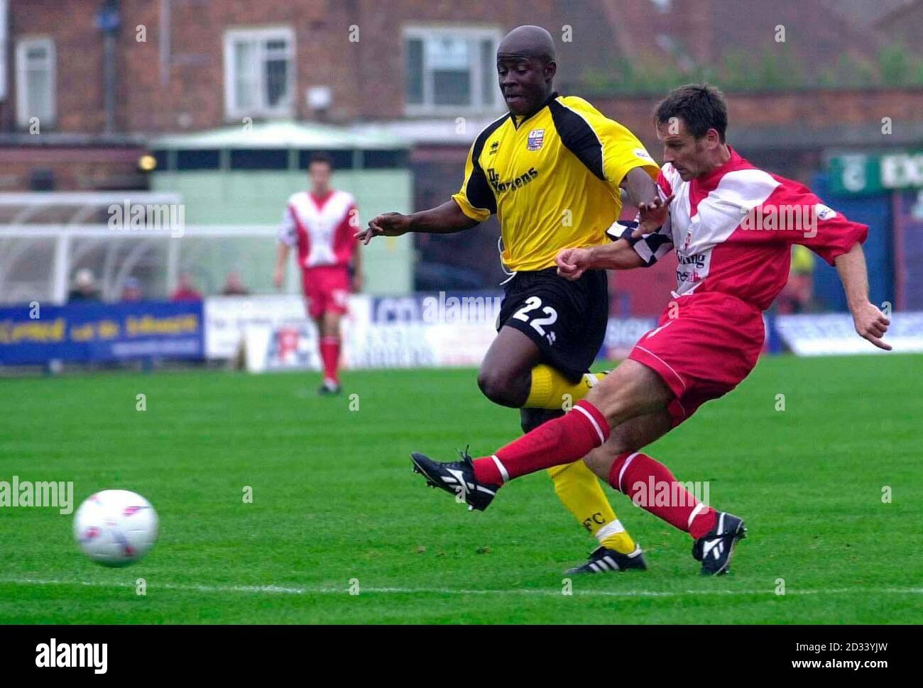 Unter dem Druck von Rushdens Paul Hall (links) bekommt Yorks Tom Cowan (r) einen Schuss auf das Ziel, nur um zu sehen, wie sein Einsatz von Rushdens Torhüter Billy Turley während ihres Nationwide Division Three-Spiels im York Bootham Crescent Ground gerettet wurde. York gewann das Spiel 1:0. DIESES BILD KANN NUR IM RAHMEN EINER REDAKTIONELLEN FUNKTION VERWENDET WERDEN. KEINE INOFFIZIELLE CLUB-WEBSITE. Stockfoto