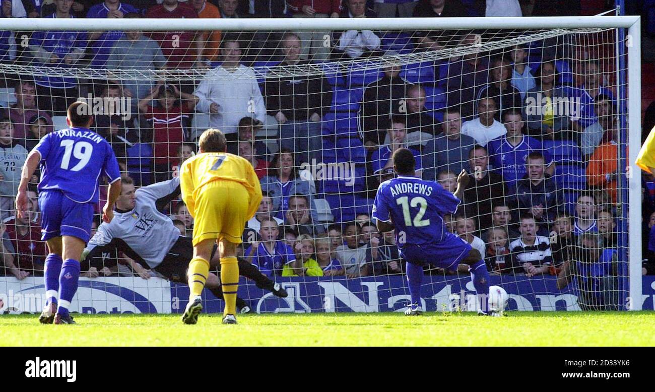 Oldham Athletic's Wayne Andrews (rechts) schickt Mansfield Torwart Kevin Pilkington auf die falsche Art und Weise, um das sechste Tor aus dem Strafspot zu erzielen, während der Nationwide Division zwei Spiel gegen Mansfield auf Oldham Boundary Park Boden. Oldham Athletic besiegte Mansfield Town mit 6:1. DIESES BILD KANN NUR IM RAHMEN EINER REDAKTIONELLEN FUNKTION VERWENDET WERDEN. KEINE INOFFIZIELLE CLUB-WEBSITE. Stockfoto