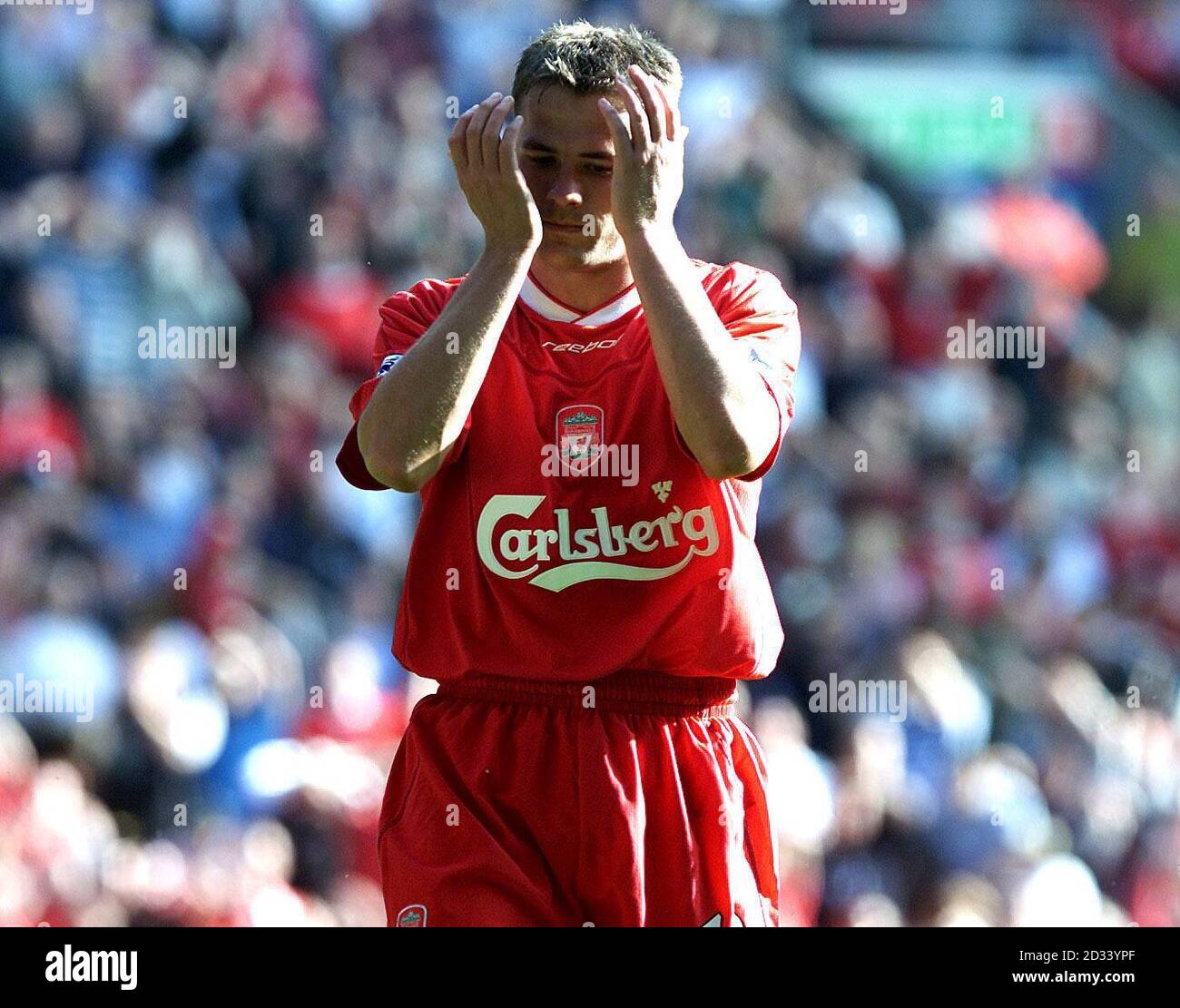 Liverpools Michael Owen sieht niedergeschlagen aus, nachdem seine Strafe von West Bromich Albions Unterstubenwart Joe Murphy während ihres FA Barclaycard Premiership-Spiels im Anfield-Stadion von Liverpool gerettet wurde. *07/01/2003: England und Liverpool-Stürmer Michael Owen, der morgen, Mittwoch, den 8. Januar 2003, sein drittes Spiel in Folge verpassen konnte, als Liverpool im Worthington Cup gegen Sheffield United antreten konnte. Owen wurde durch eine Hamstring-Verletzung beunruhigt, die ihn dazu veranlasste, den FA-Cup-Sieg gegen Manchester City und die Liganiederlage von Newcastle am Neujahrstag auszutragen. Stockfoto Liverpools Michael Owen sieht niedergeschlagen aus, nachdem seine Strafe von West Bromich Albions Unterstubenwart Joe Murphy während ihres FA Barclaycard Premiership-Spiels im Anfield-Stadion von Liverpool gerettet wurde. *07/01/2003: England und Liverpool-Stürmer Michael Owen, der morgen, Mittwoch, den 8. Januar 2003, sein drittes Spiel in Folge verpassen konnte, als Liverpool im Worthington Cup gegen Sheffield United antreten konnte. Owen wurde durch eine Hamstring-Verletzung beunruhigt, die ihn dazu veranlasste, den FA-Cup-Sieg gegen Manchester City und die Liganiederlage von Newcastle am Neujahrstag auszutragen. Stockfoto