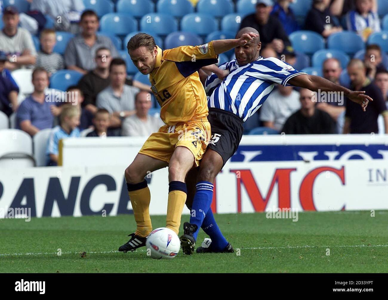 Paul Dickov (links) von Leicester City in Aktion gegen Danny Maddix vom Mittwoch in Sheffield, während ihres Nationwide Division One-Spiels auf dem Hillsborough Ground von Sheffield. DIESES BILD KANN NUR IM RAHMEN EINER REDAKTIONELLEN FUNKTION VERWENDET WERDEN. KEINE INOFFIZIELLE CLUB-WEBSITE. Stockfoto