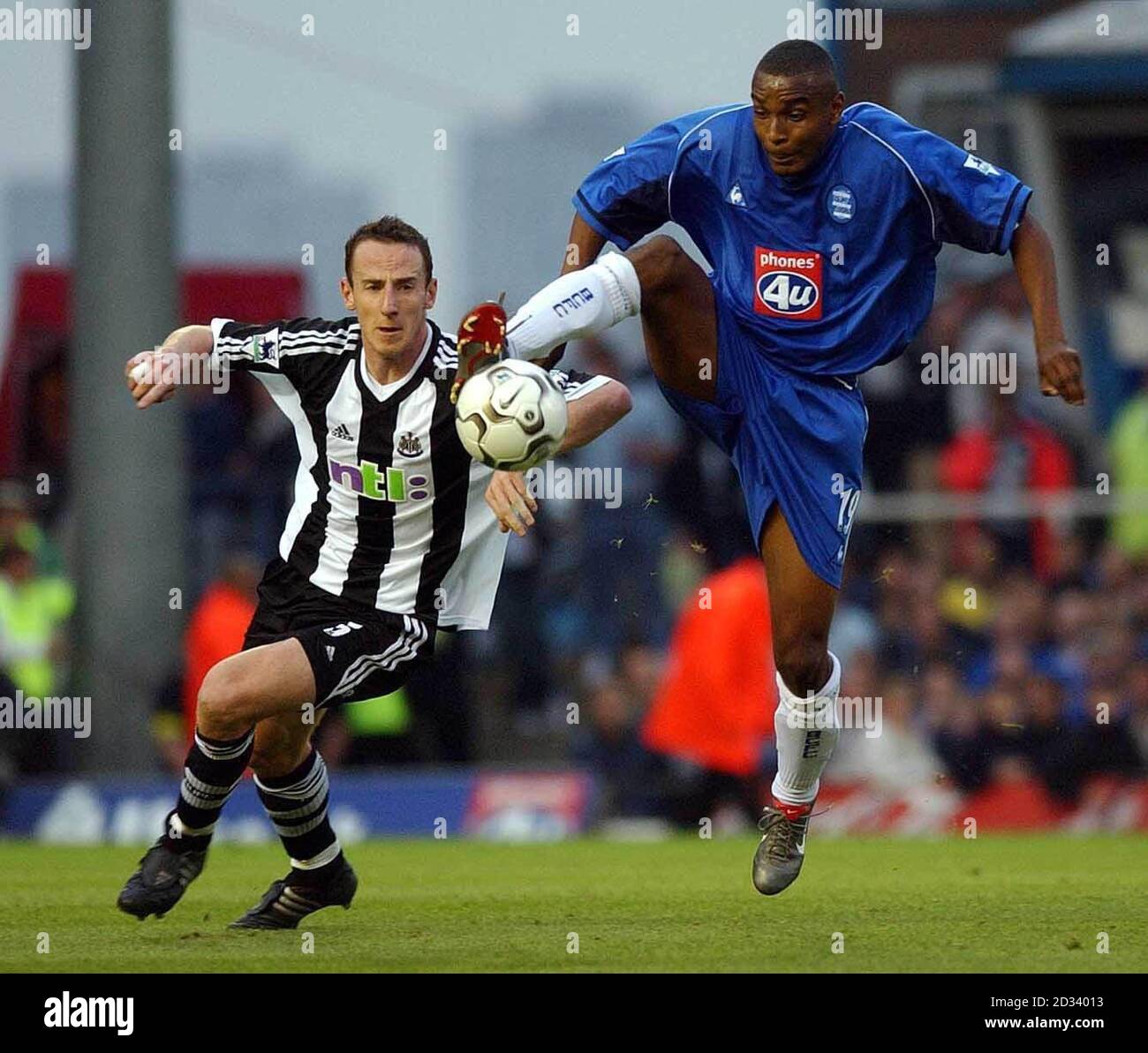 Clintons Clinton Morrison (rechts) holt sich Airbourne, um Newcastles Andy O'Brien während ihres FA Barclaycard Premiership-Spiels auf dem St. Andrews Ground in Birmingham zu schlagen. Stockfoto