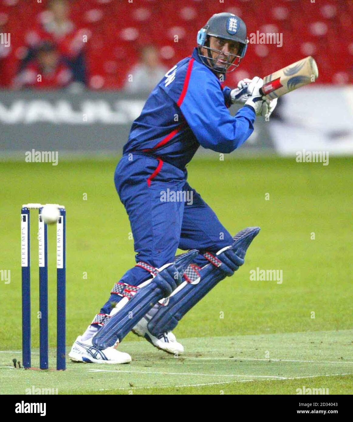 Der Brite Nasser Hussain macht beim Power Cricket Match im Millennium Stadium in Cardiff eine schnelle Single gegen den Rest der Welt. Stockfoto