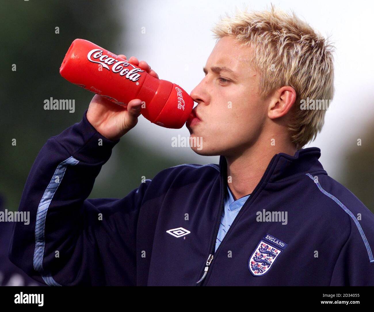 England-Stürmer Alan Smith macht während des Trainings in Bisham Abbey bei Marlow eine Getränkepause, während sich der Kader auf die Europameisterschaft 2004 gegen die Slowakei vorbereitet. DIESES BILD KANN NUR IM RAHMEN EINER REDAKTIONELLEN FUNKTION VERWENDET WERDEN. KEINE WEBSITE-/INTERNETNUTZUNG, ES SEI DENN, DIE WEBSITE IST BEI DER FOOTBALL ASSOCIATION PREMIER LEAGUE REGISTRIERT. Stockfoto