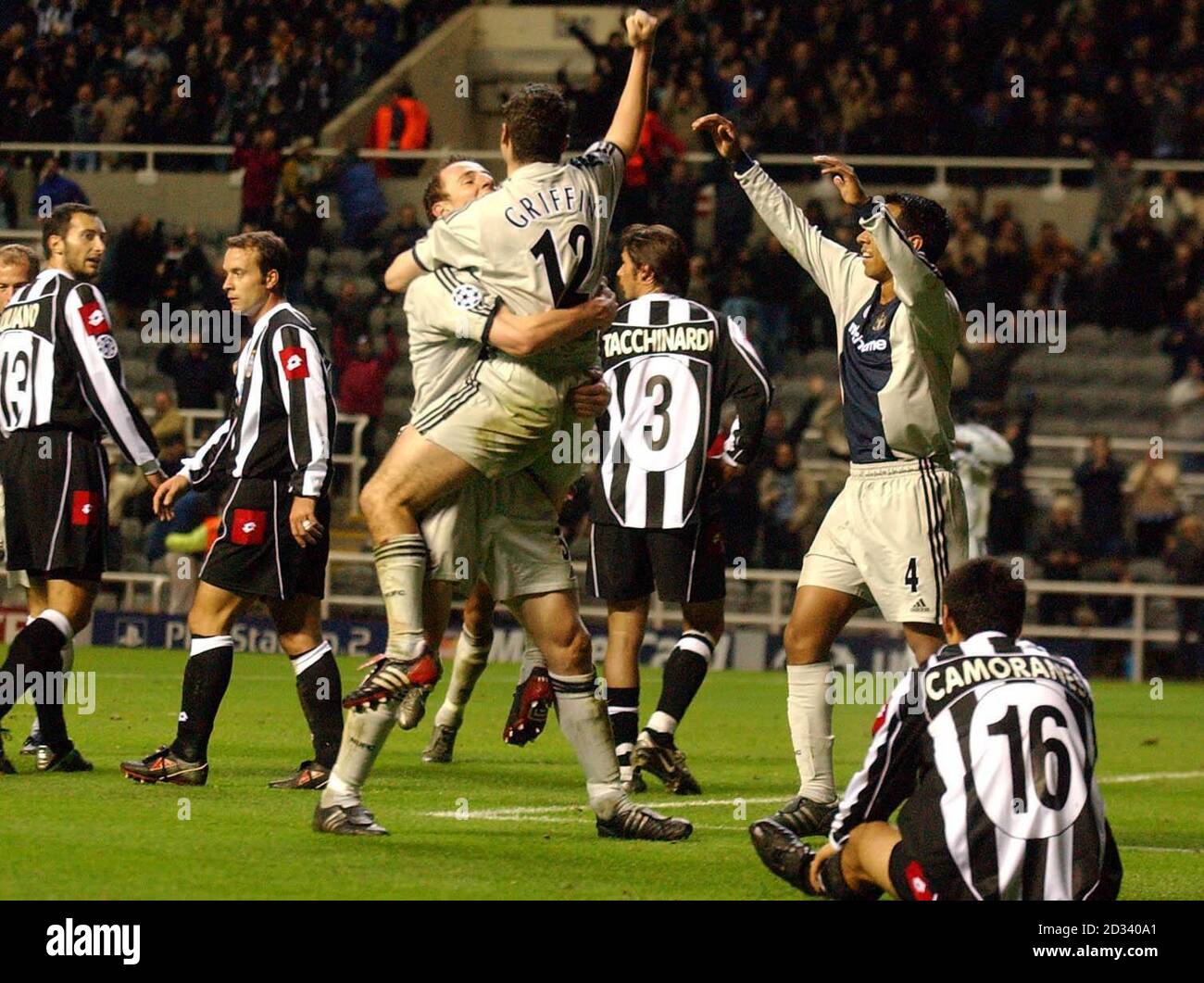 Juventus sind verblüfft, wie Newcastle feiern ihr Tor, das in das Netz von ihrem Torwart Buffon aus einem Kreuz von Andy Griffin (Arm angehoben) in Newcastle United St James' Park geschoben wurde. DIESES BILD KANN NUR IM RAHMEN EINER REDAKTIONELLEN FUNKTION VERWENDET WERDEN. KEINE WEBSITE-/INTERNETNUTZUNG, ES SEI DENN, DIE WEBSITE IST BEI DER FOOTBALL ASSOCIATION PREMIER LEAGUE REGISTRIERT. Stockfoto