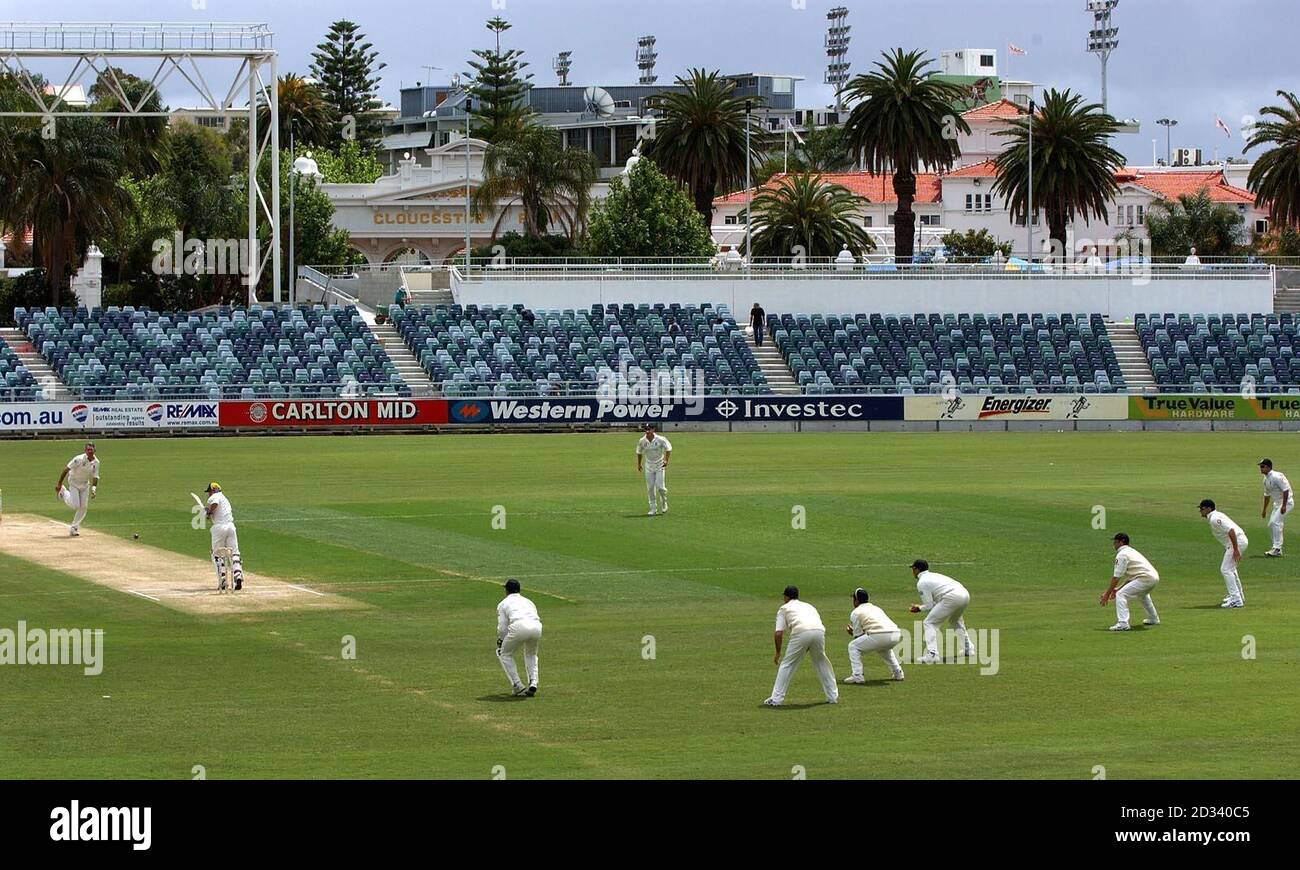 - KEINE KOMMERZIELLE NUTZUNG: England Bowler Andrew Caddick bowle während des Spiels gegen die Western Warriors auf dem WACA Ground, Perth, Australien, auf ein Angriffsfeld. Stockfoto