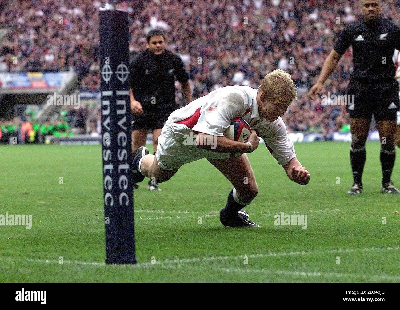 Lewis Moody geht rüber, um Englands ersten Versuch während Englands Sieg 31-28 während ihres Internationalen Freundschaftsspiel in Twickenham in London zu erzielen. Stockfoto