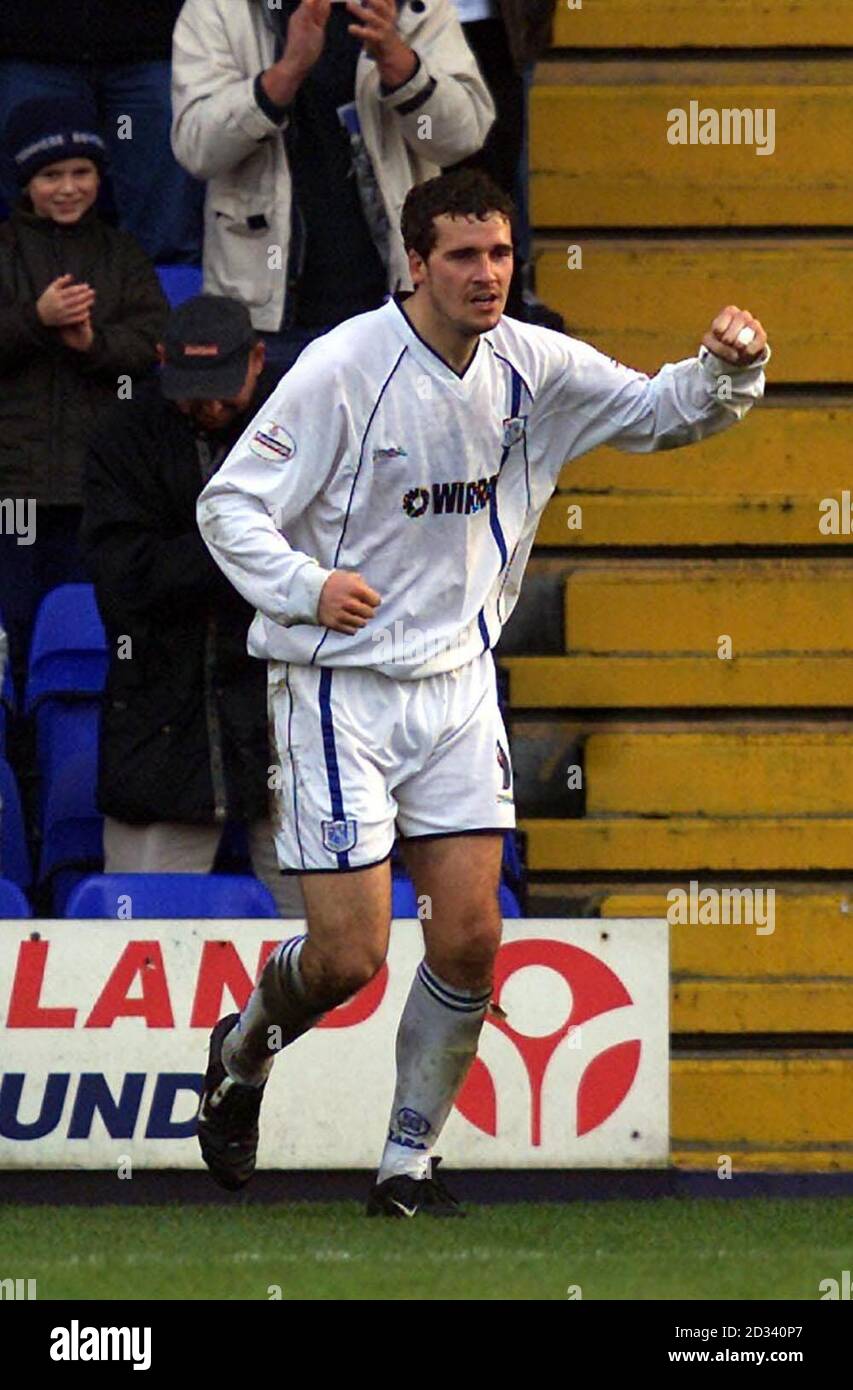 Simon Howarth von Tranmere Rovers feiert das zweite Tor gegen Cardiff während des ersten Runden-Spiels des FA Cup in Prenton Park, Birkenhead. DIESES BILD KANN NUR IM RAHMEN EINER REDAKTIONELLEN FUNKTION VERWENDET WERDEN. KEINE INOFFIZIELLE CLUB-WEBSITE. Stockfoto