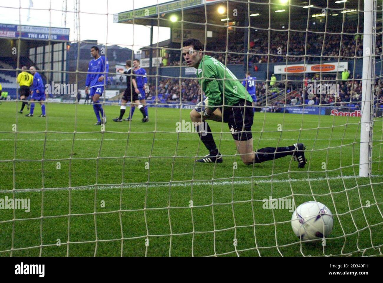 Oldham Athletic-Torhüterin Leslie Pogliacomi blickt zurück, nachdem Burton Albions Aaron Websters während des ersten Runde-Spiels des FA Cup im Boundary Park, Oldham, eine Strafe abgibt. Stockfoto