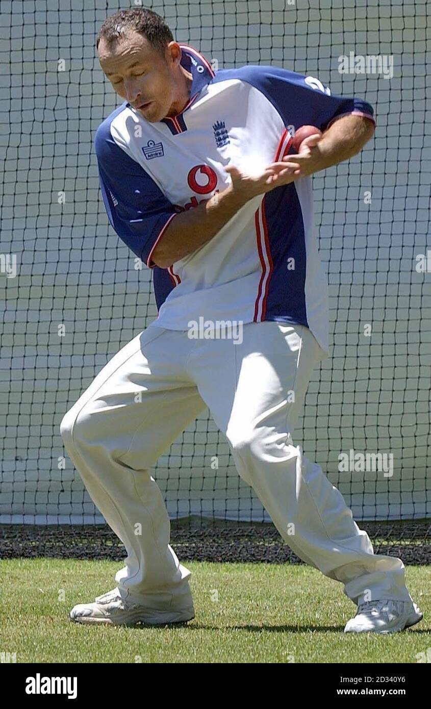 NUR FÜR REDAKTIONELLE ZWECKE. KEINE KOMMERZIELLE NUTZUNG. England Kapitän Nasser Hussain nimmt an Fangübungen in den Netzen Teil, auf dem WACA Cricket Ground, Perth, Australien. Stockfoto NUR FÜR REDAKTIONELLE ZWECKE. KEINE KOMMERZIELLE NUTZUNG. England Kapitän Nasser Hussain nimmt an Fangübungen in den Netzen Teil, auf dem WACA Cricket Ground, Perth, Australien. Stockfoto