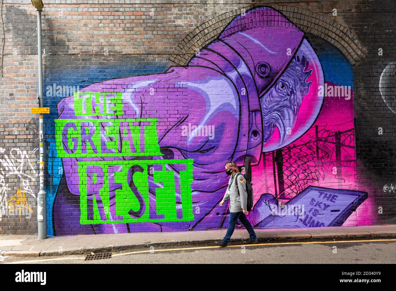 Birmingham, Großbritannien. Oktober 2020. In der Kustard Factory in Birmingham, Digbeth, ist ein neues Street Art Wandbild mit dem Titel „The Great Reset“ erschienen. Die Arbeit des Künstlers Gent 48 ist an eine Wand gemalt und zeigt ein Huhn in einem Astronautenanzug, was eine Referenz an die Kindergeschichte über Chicken Licken ist, die befürchtete, dass der Himmel herabfällt. Der große Rücksetzer bezieht sich auf die Gesellschaft und Wirtschaft nach Covid 19, die als Folge der Neueinstellung von Normen und Gewohnheiten entstehen werden. Kredit: Peter Lopeman/Alamy Live Nachrichten Stockfoto