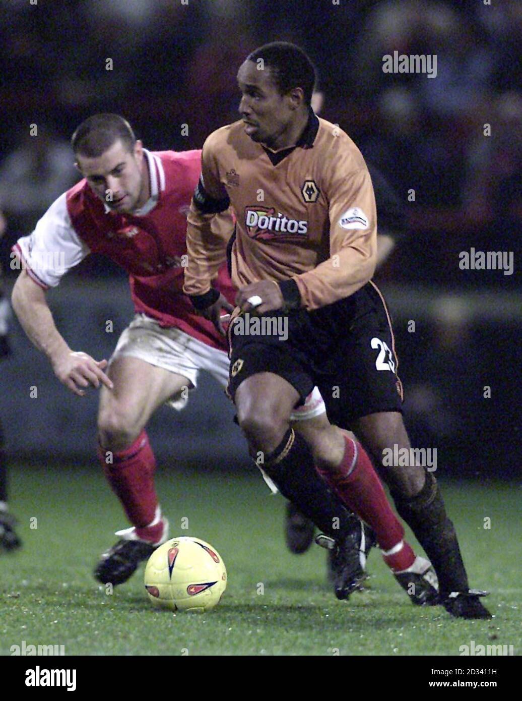 Paul Ince von Wolverhampton Wanderers tritt gegen Alan Lee (L) von Rotherham United während ihres Nationwide League Division One-Spiels im Millmoor-Stadion von Rotherham an. DIESES BILD KANN NUR IM RAHMEN EINER REDAKTIONELLEN FUNKTION VERWENDET WERDEN. KEINE INOFFIZIELLE CLUB-WEBSITE. Stockfoto