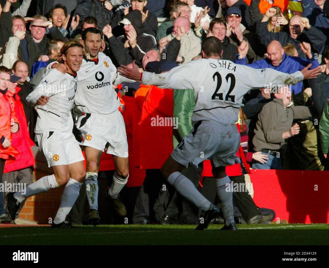 Diego Forlan (L) von Manchester United feiert mit Ryan Giggs und John O'Shea einen Torschützenspiel gegen Liverpool während ihres FA Barclaycard Premiership Spiels im Anfield Ground von Liverpool. DIESES BILD KANN NUR IM RAHMEN EINER REDAKTIONELLEN FUNKTION VERWENDET WERDEN. KEINE WEBSITE-/INTERNETNUTZUNG, ES SEI DENN, DIE WEBSITE IST BEI DER FOOTBALL ASSOCIATION PREMIER LEAGUE REGISTRIERT. Stockfoto