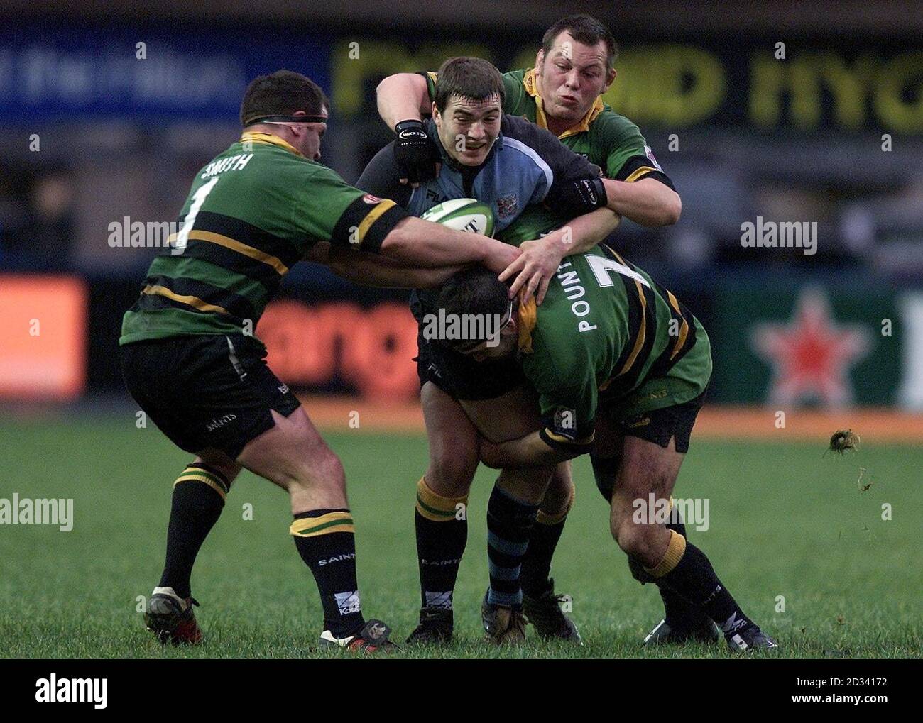 Cardiff's Iyestyn Harris wird von Northampton's (von links nach rechts) Tom Smith (Nr.1), Steve Thompson und Budge Pountney (Nr.7) während des Heineken Cup Spiels am Nachmittag im Cardiff Arms Park angegangen. Stockfoto