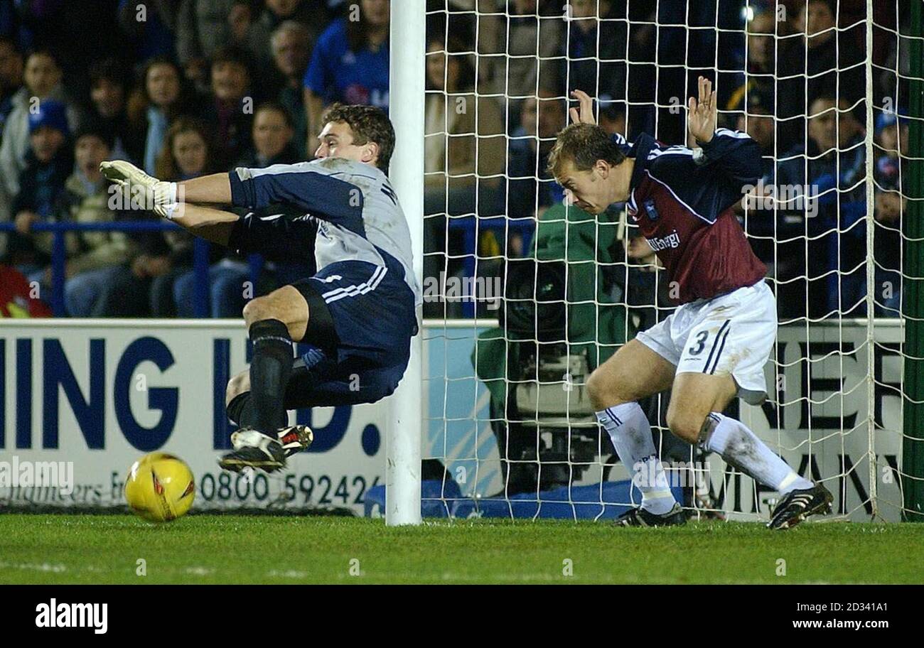 Jamie Clapham von Ipswich sieht sich einen weiteren engen Ruf für seinen Torwart Andy Marshall während ihres Nationwide League Division One Spiels gegen Leicester City im Walkers Stadium an. DIESES BILD KANN NUR IM RAHMEN EINER REDAKTIONELLEN FUNKTION VERWENDET WERDEN. KEINE INOFFIZIELLE CLUB-WEBSITE. Stockfoto