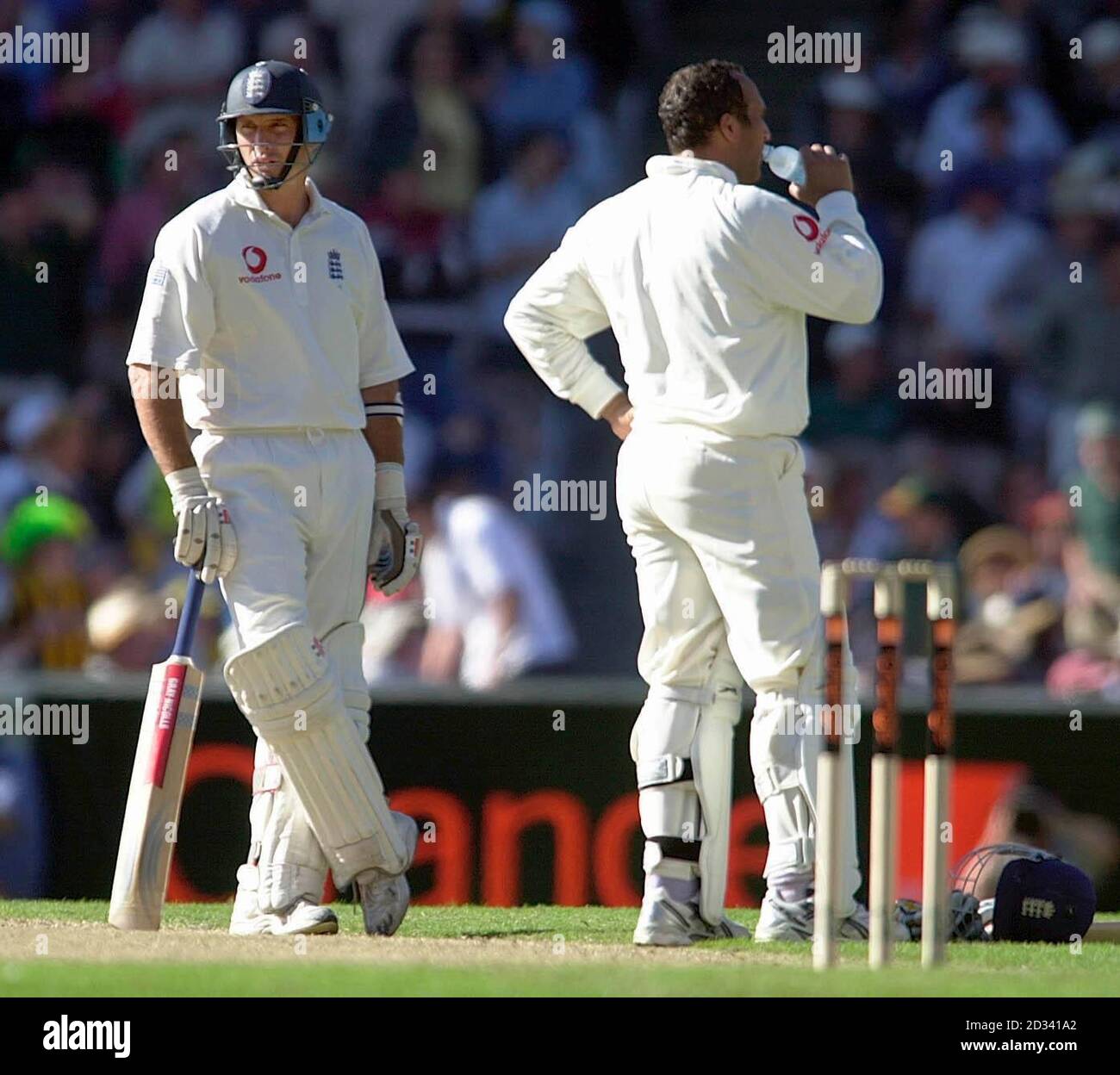 Der englische Kapitän Nasser Hussain wartet auf eine dritte Entscheidung des Schiedsrichters am zweiten Tag des vierten Tests auf dem Melbourne Cricket Ground in Melbourne. Stockfoto