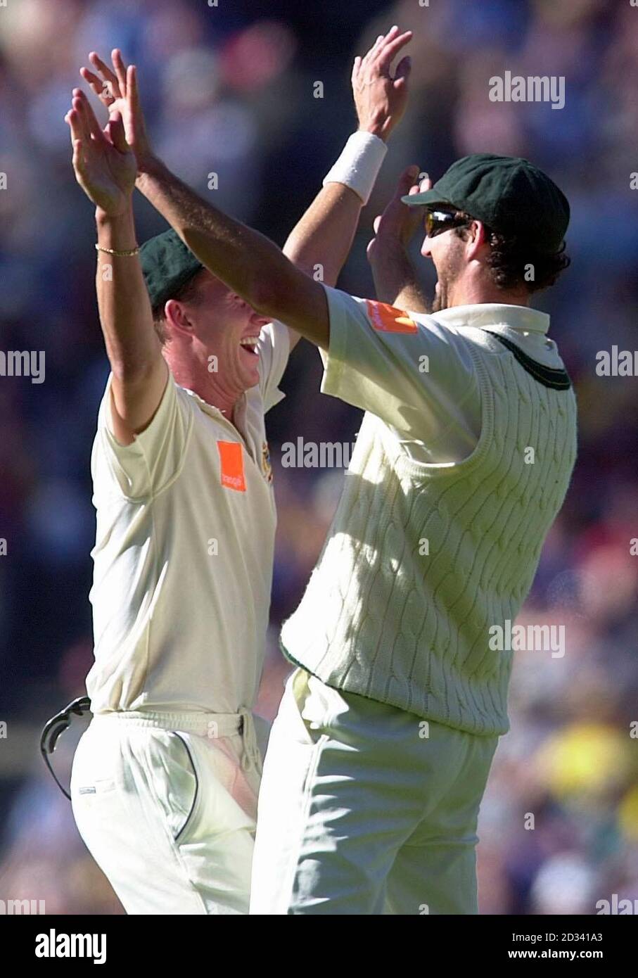 Der australische Bowler Brett Lee (links) feiert vorzeitig mit Jason Gillespie, nachdem er am zweiten Tag des vierten Tests auf dem Melbourne Cricket Ground, Melbourne, einen Catch vor dem englischen Kapitän Nasser Hussain - den der dritte Schiedsrichter dann nicht herausgab - gemacht hat. Stockfoto