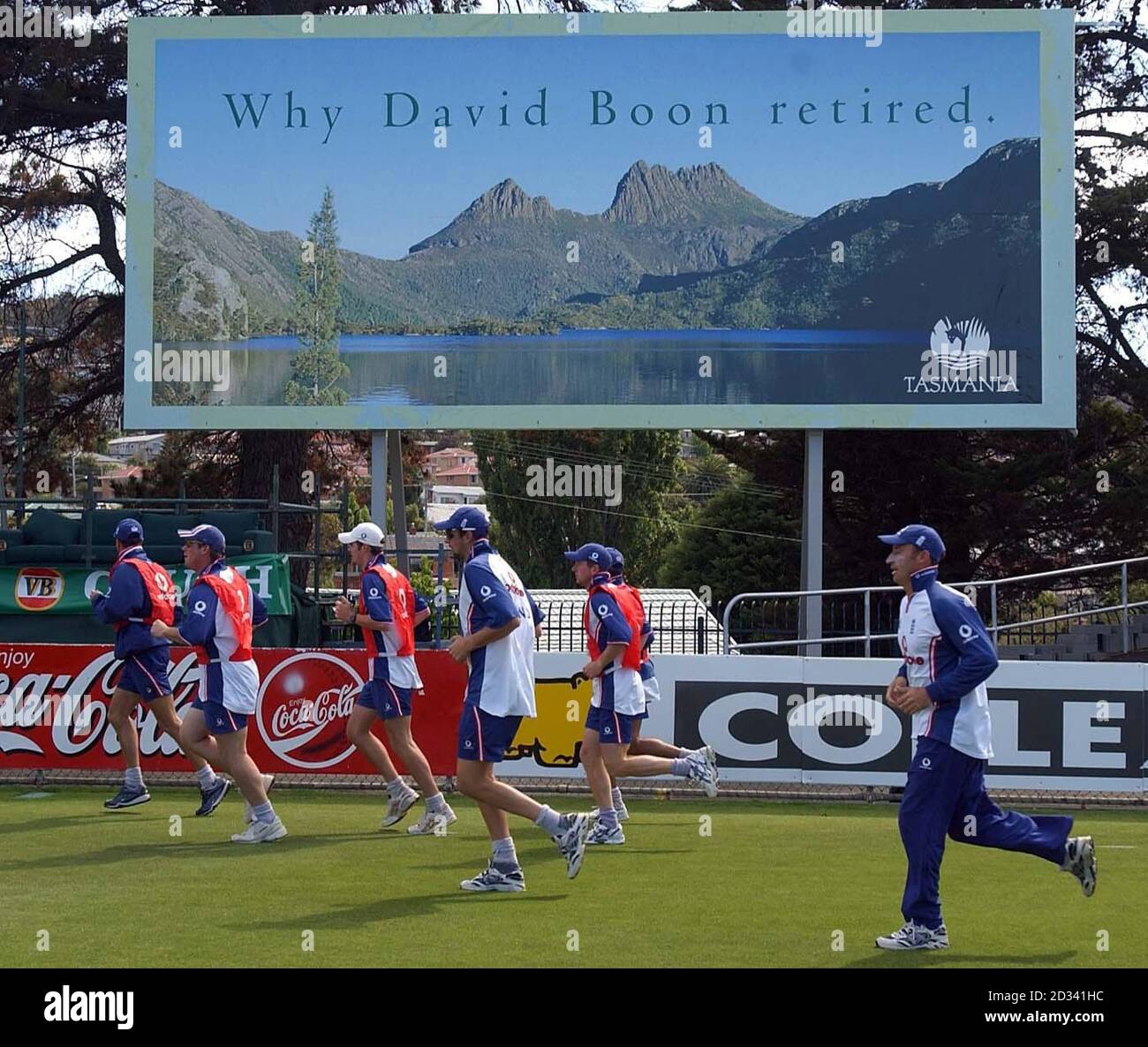 NUR FÜR REDAKTIONELLE ZWECKE - KEINE KOMMERZIELLE VERWENDUNG. England wärmt sich im Bellerive Oval, Hobart, Tasmanien auf. Stockfoto NUR FÜR REDAKTIONELLE ZWECKE - KEINE KOMMERZIELLE VERWENDUNG. England wärmt sich im Bellerive Oval, Hobart, Tasmanien auf. Stockfoto