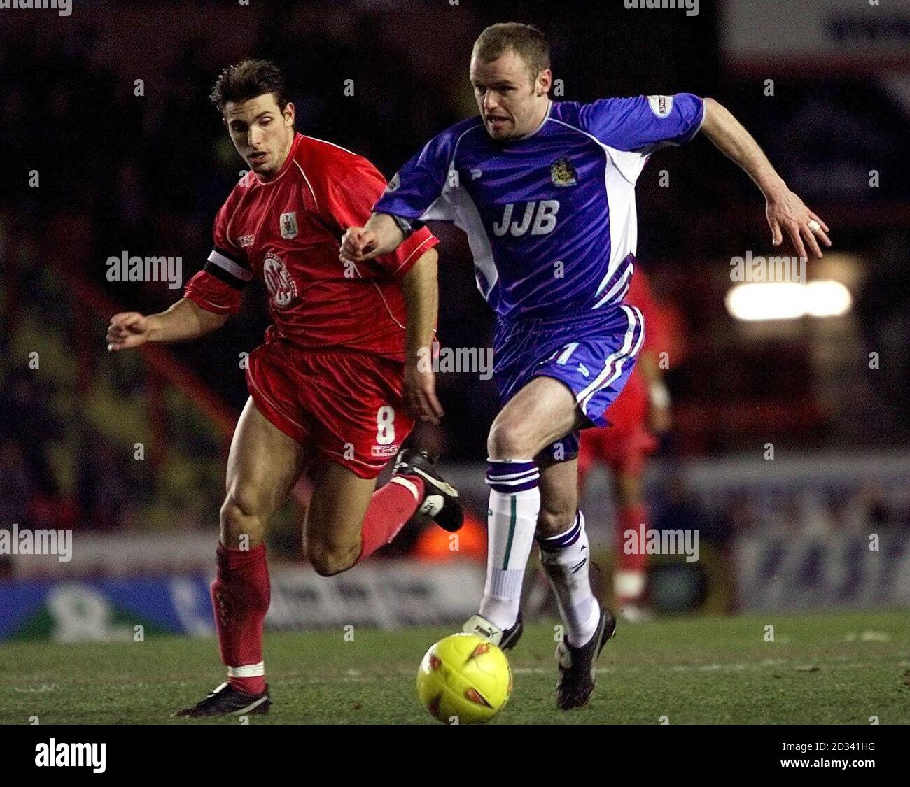 Wigans Peter Kennedy kommt Joe Burnell von Bristol City beim Tonnights Nationwide League Second Division Spiel in Ashton Gate, Bristol, weg. DIESES BILD KANN NUR IM RAHMEN EINER REDAKTIONELLEN FUNKTION VERWENDET WERDEN. KEINE INOFFIZIELLE CLUB-WEBSITE. Stockfoto