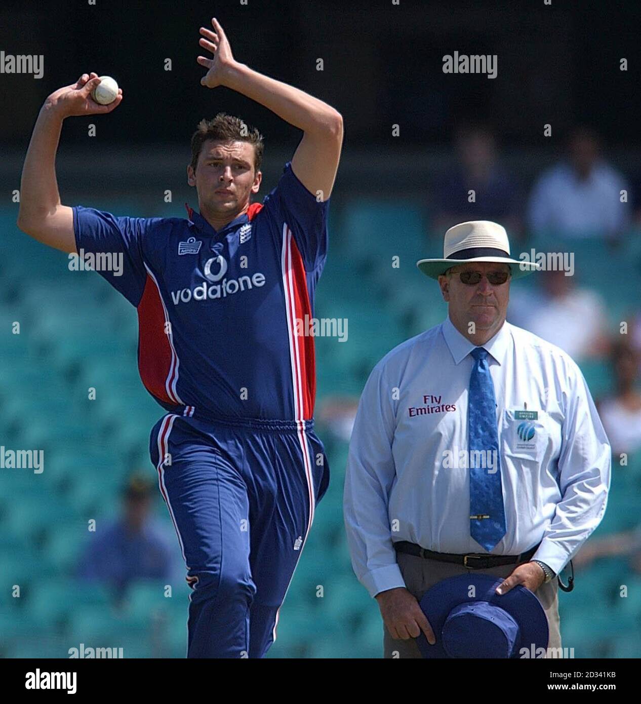 England Bowler Stephen Harmion schält beim ersten Mal am Darrell Hair vorbei, während des One Day International Spiels auf dem Sydney Cricket Ground, Sydney, Australien. Stockfoto