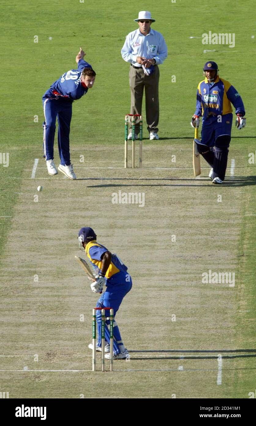 Der englische Stephen Harmiso spielt beim One Day International im Adelaide Oval, Adelaide, Australien, seinen ersten Ball, einen breiten, gegen Sri Lanka. . Stockfoto