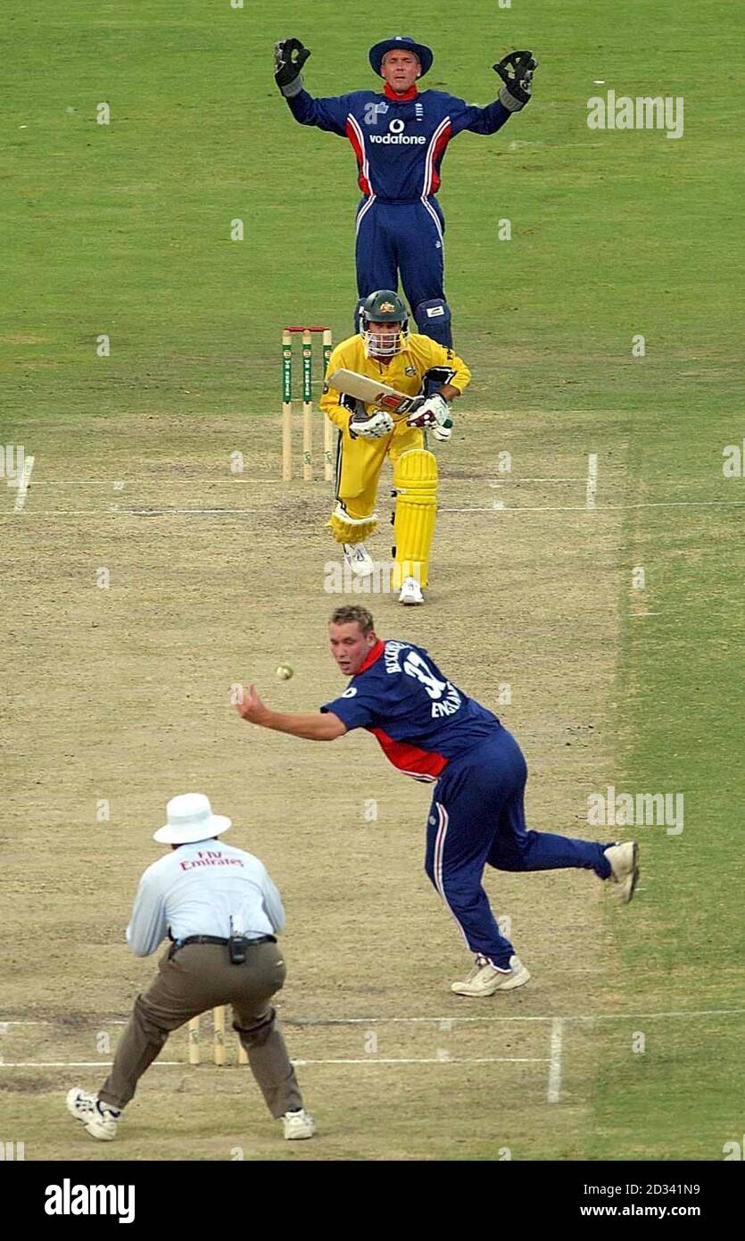 Englands Ian Blackwell scheitert beim One Day International im Adelaide Oval, Adelaide, Australien, daran, den australischen Schlagmann Michael Bevan von seiner eigenen Bowlingbahn zu erwischen. NUR FÜR REDAKTIONELLE ZWECKE. KEINE KOMMERZIELLE NUTZUNG. Stockfoto