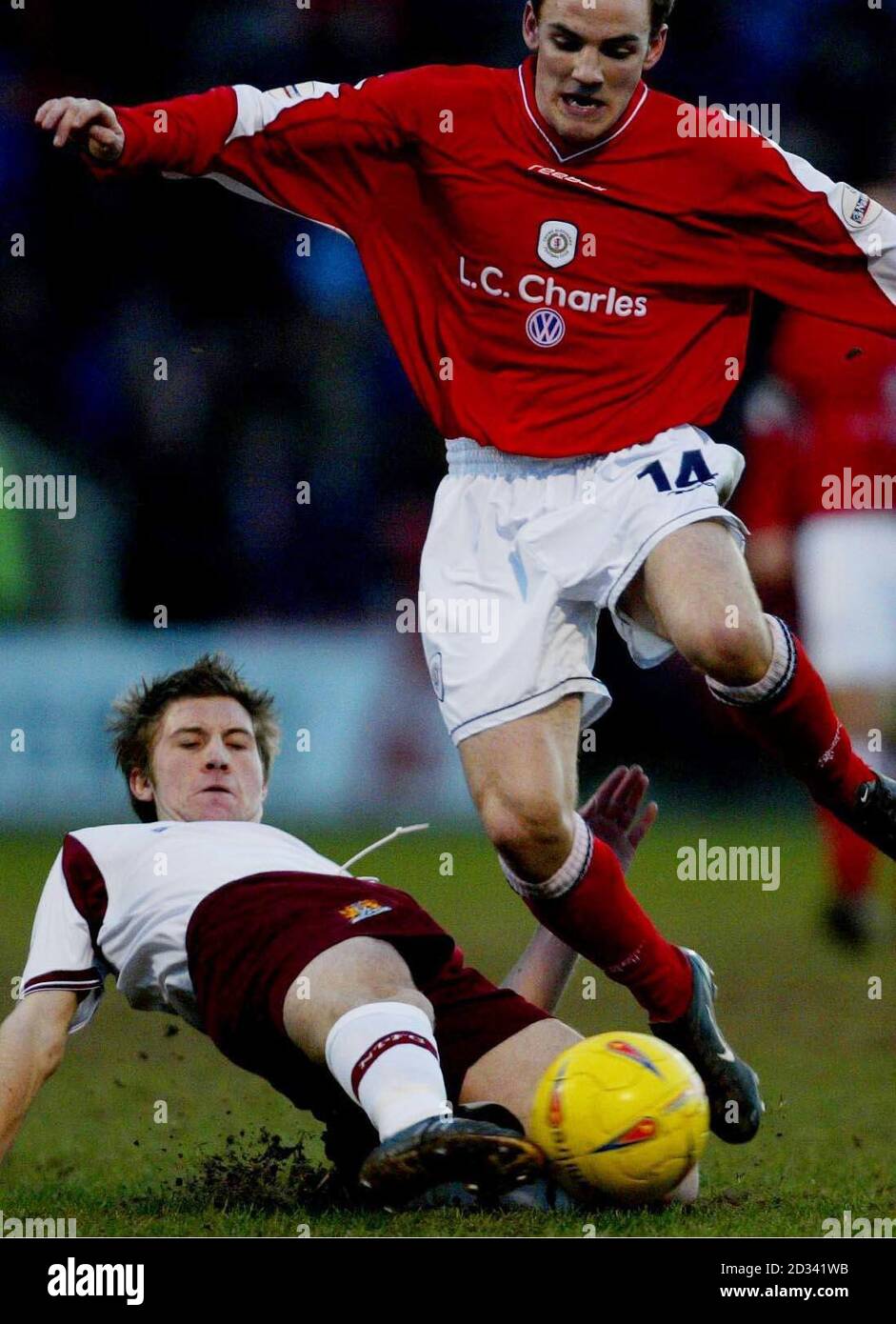 Greg Lincoln (L) von Northampton Town und David Vaughn von Crewe Alexandra während ihres Nationwide Division Two-Spiels auf Crewe's Gresty Road Ground. Finalscore Crewe 3 Northampton 3. DIESES BILD KANN NUR IM RAHMEN EINER REDAKTIONELLEN FUNKTION VERWENDET WERDEN. KEINE INOFFIZIELLE CLUB-WEBSITE. Stockfoto