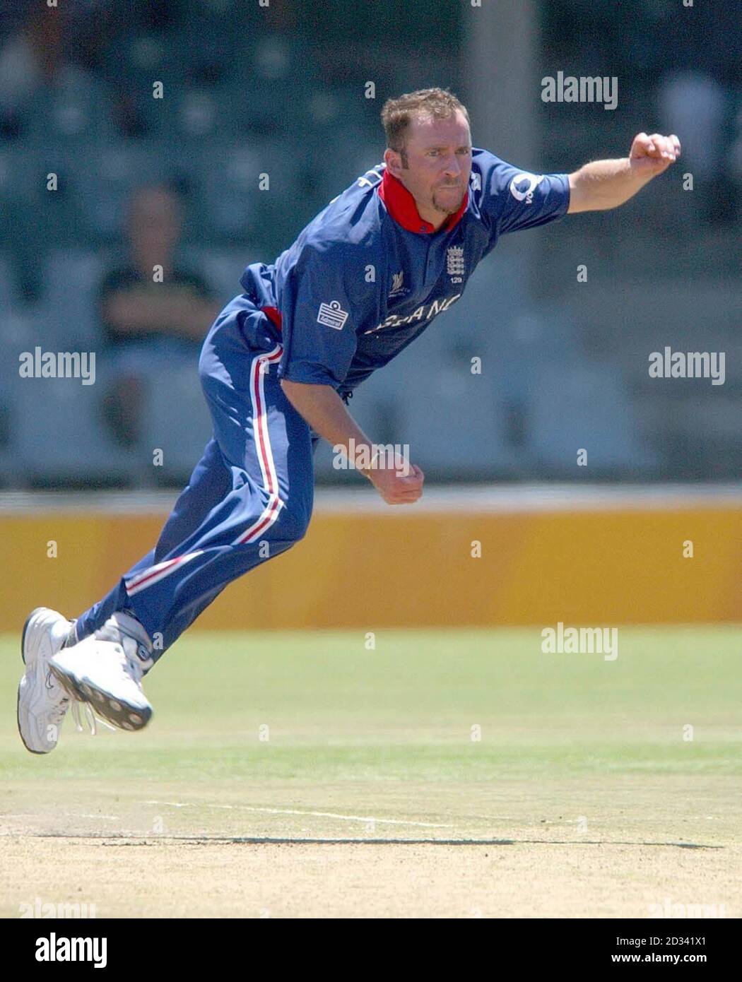 NUR FÜR REDAKTIONELLE VERWENDUNG - KEINE KOMMERZIELLEN VERKÄUFE: Englands Craig White in Aktion während ihres Freundschaftsspiels gegen Border Bears im Buffalo Park, East London. Das Team fliegt morgen zur Eröffnung der Cricket World Cup am Samstag nach Kapstadt. Stockfoto