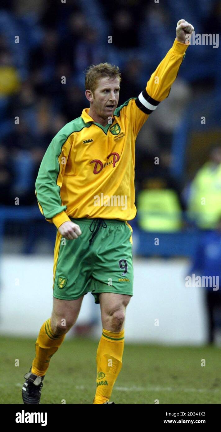 Iwan Roberts von Norwich City feiert das zweite Tor gegen Sheffield Wednesday während ihres Nationwide Division One Spiels im Hillsborough Ground von Sheffield Wednesday. DIESES BILD KANN NUR IM RAHMEN EINER REDAKTIONELLEN FUNKTION VERWENDET WERDEN. KEINE INOFFIZIELLE CLUB-WEBSITE. Stockfoto