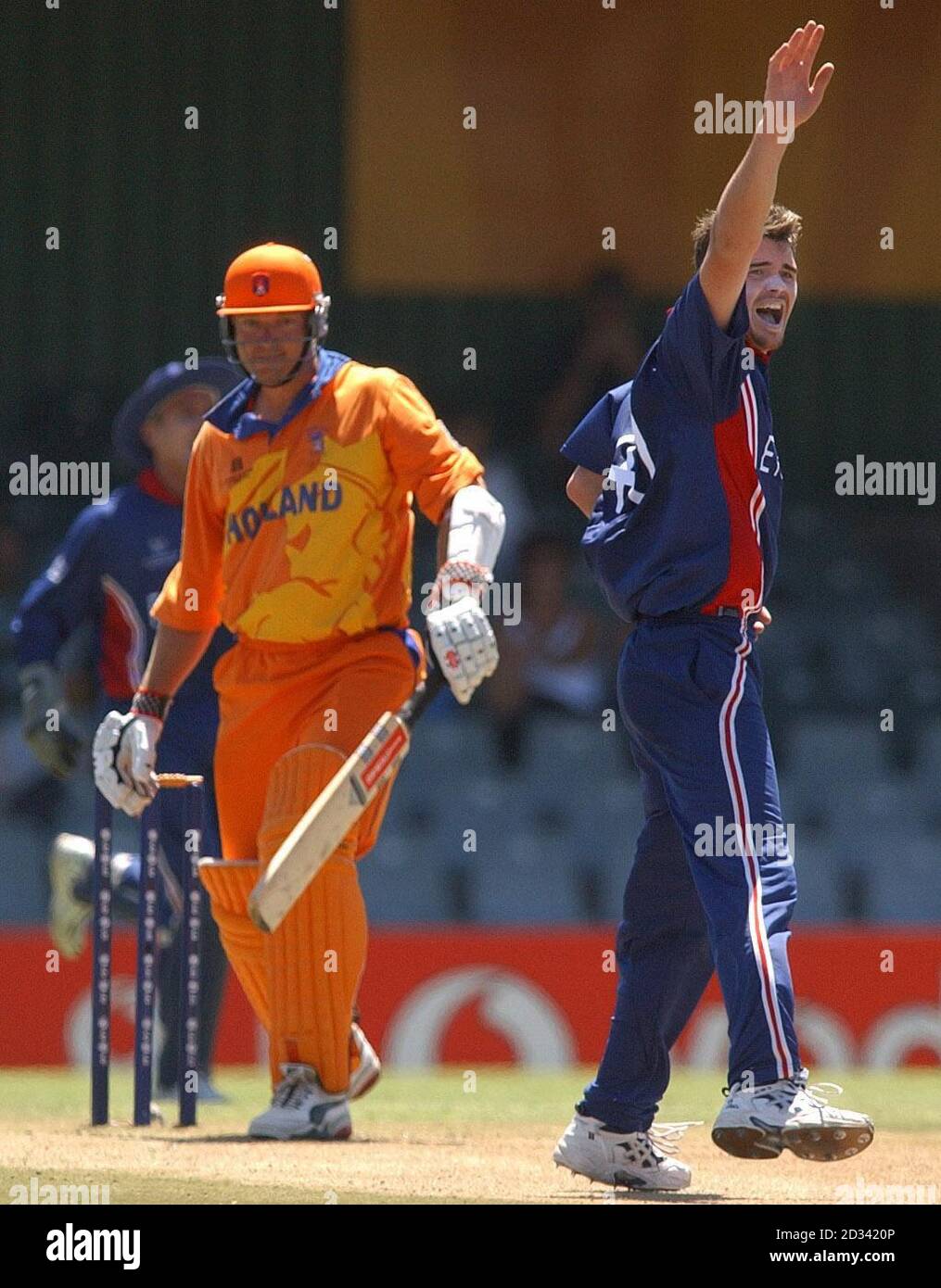 NUR FÜR REDAKTIONELLE VERWENDUNG - KEINE KOMMERZIELLEN VERKÄUFE: Englands James Anderson (rechts) appelliert erfolglos für das Dickicht des Hollands Tim De Leede während ihres Cricket-WM-Spiels im Buffalo Park, East London, Südafrika. * Holland erzielte 142-9 von ihren 50 Überern, wobei Anderson 4 für 25 und De Leede mit einer ungeschlagenen 58 erzielte. Stockfoto NUR FÜR REDAKTIONELLE VERWENDUNG - KEINE KOMMERZIELLEN VERKÄUFE: Englands James Anderson (rechts) appelliert erfolglos für das Dickicht des Hollands Tim De Leede während ihres Cricket-WM-Spiels im Buffalo Park, East London, Südafrika. * Holland erzielte 142-9 von ihren 50 Überern, wobei Anderson 4 für 25 und De Leede mit einer ungeschlagenen 58 erzielte. Stockfoto