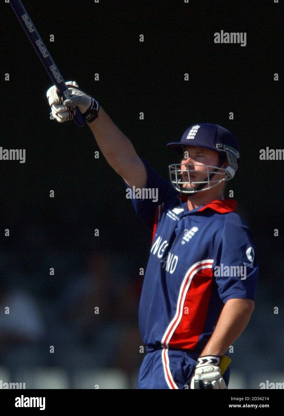 NUR FÜR REDAKTIONELLE VERWENDUNG - KEINE KOMMERZIELLEN VERKÄUFE: Englands Ian Blackwell begrüßt die Barmy Army, nachdem er mit sechs Wickets im Buffalo Park, East London, Südafrika, ein Viererspiel gegen Holland gewonnen hat. Stockfoto NUR FÜR REDAKTIONELLE VERWENDUNG - KEINE KOMMERZIELLEN VERKÄUFE: Englands Ian Blackwell begrüßt die Barmy Army, nachdem er mit sechs Wickets im Buffalo Park, East London, Südafrika, ein Viererspiel gegen Holland gewonnen hat. Stockfoto