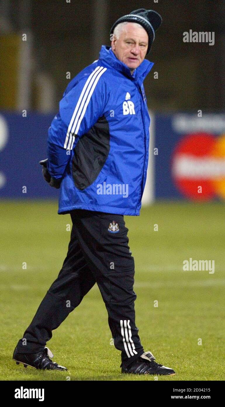 Newcastle-Manager Bobby Robson im Baay Arena Stadium in Bayer Leverkusen vor dem Kampf in der Champions League. Am selben Tag wird er 70 Jahre alt. KEINE VERÖFFENTLICHUNG AUF IRGENDEINER WEBSITE WÄHREND DES SPIELS (EINSCHLIESSLICH HALBZEIT, ZUSÄTZLICHE ZEIT UND ELFMETERSCHIESSEN). Stockfoto