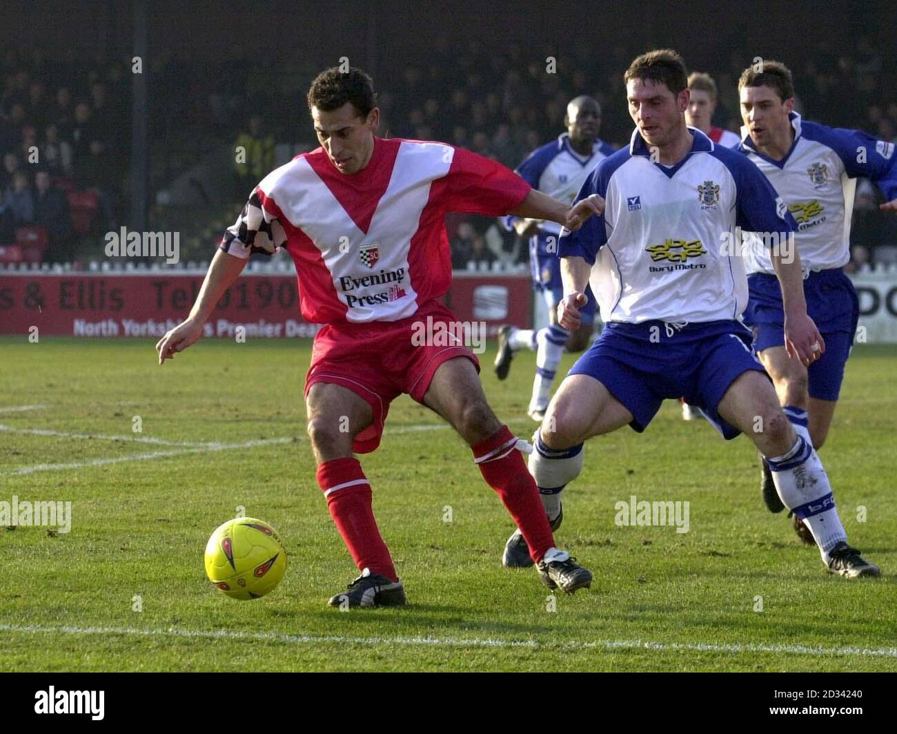 Yorks Lee Nogan (links) zeigt den Ball von Burys Steve Redmond während ihres Nationwide Division Three-Matches im Yorker Bootham Crescent Ground. DIESES BILD KANN NUR IM RAHMEN EINER REDAKTIONELLEN FUNKTION VERWENDET WERDEN. KEINE INOFFIZIELLE CLUB-WEBSITE. Stockfoto