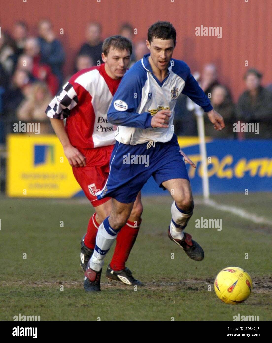 Burys Lee Unsworth (R) übertrumpft den Yorker Richard Cooper während ihres Nationwide Division Three-Matches im Yorker Bootham Crescent Ground. DIESES BILD KANN NUR IM RAHMEN EINER REDAKTIONELLEN FUNKTION VERWENDET WERDEN. KEINE INOFFIZIELLE CLUB-WEBSITE. Stockfoto