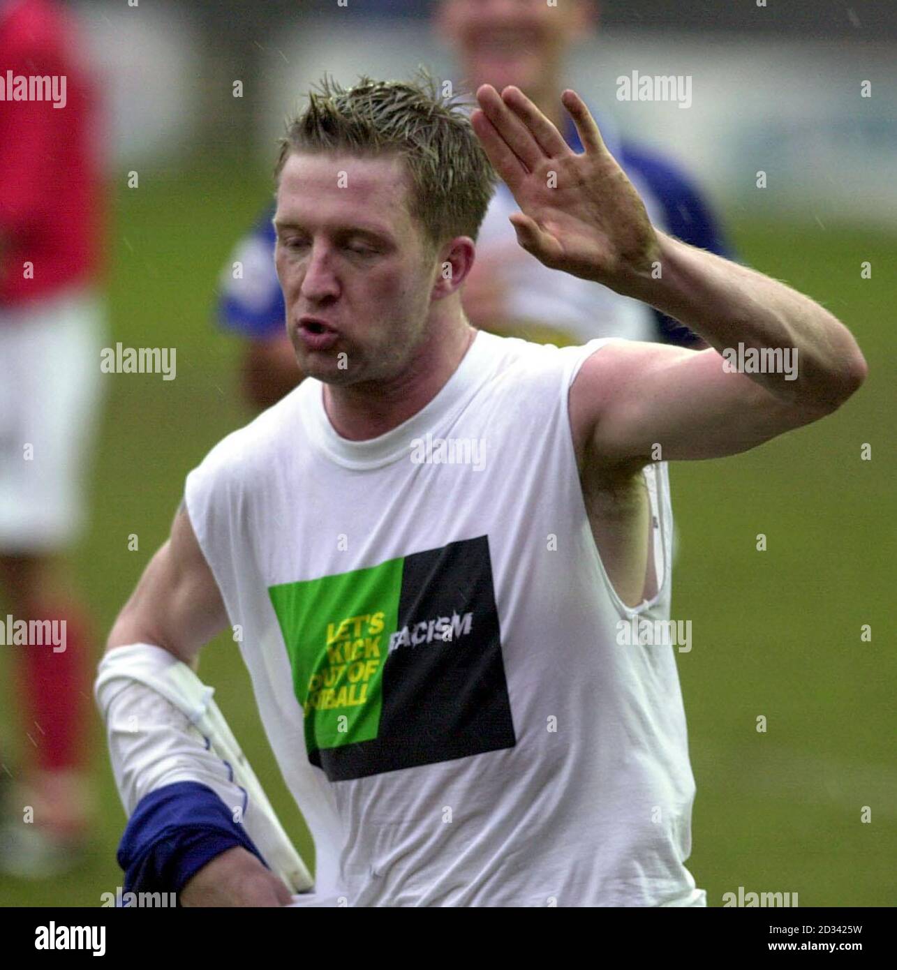 Burys Colin Cramb feiert, nachdem er beim Nationwide Division Three Match in Gigg Lane, Bury, gegen Bournemouth gepunktet hat. Bury gewann das Spiel 2:1. DIESES BILD KANN NUR IM RAHMEN EINER REDAKTIONELLEN FUNKTION VERWENDET WERDEN. KEINE INOFFIZIELLE CLUB-WEBSITE. Stockfoto