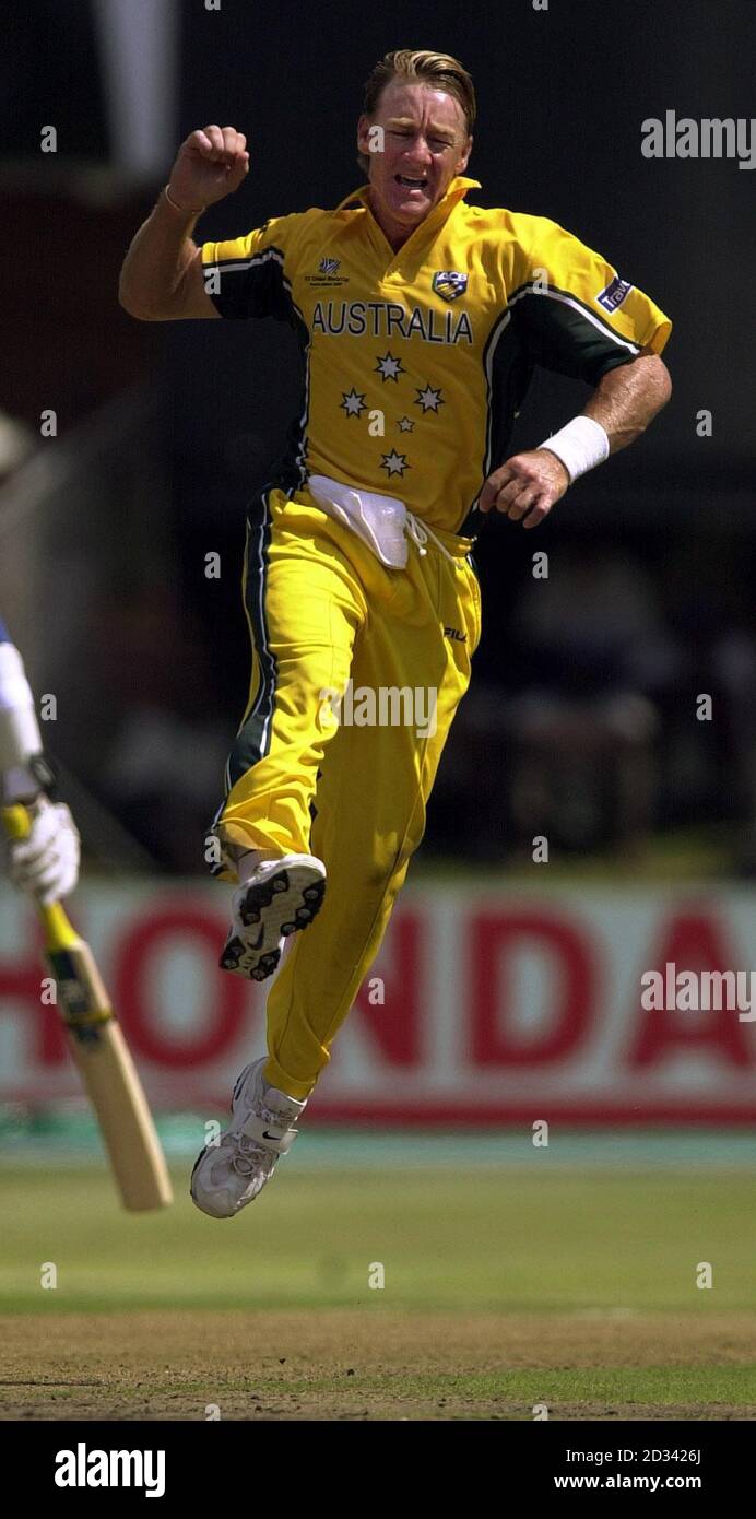 NUR FÜR REDAKTIONELLE VERWENDUNG - KEINE KOMMERZIELLEN VERKÄUFE der Australier Andy Bichel feiert, nachdem der Engländer Michael Vaughan bei seinem letzten Cricket-Weltcup-Spiel der Gruppe A im St. George's Park, Port Elizabeth, für 2 Läufe von Adam Gilchrist gefangen wurde. England erzielte 204 für 8 aus ihren 50 Übernahmen. Stockfoto NUR FÜR REDAKTIONELLE VERWENDUNG - KEINE KOMMERZIELLEN VERKÄUFE der Australier Andy Bichel feiert, nachdem der Engländer Michael Vaughan bei seinem letzten Cricket-Weltcup-Spiel der Gruppe A im St. George's Park, Port Elizabeth, für 2 Läufe von Adam Gilchrist gefangen wurde. England erzielte 204 für 8 aus ihren 50 Übernahmen. Stockfoto