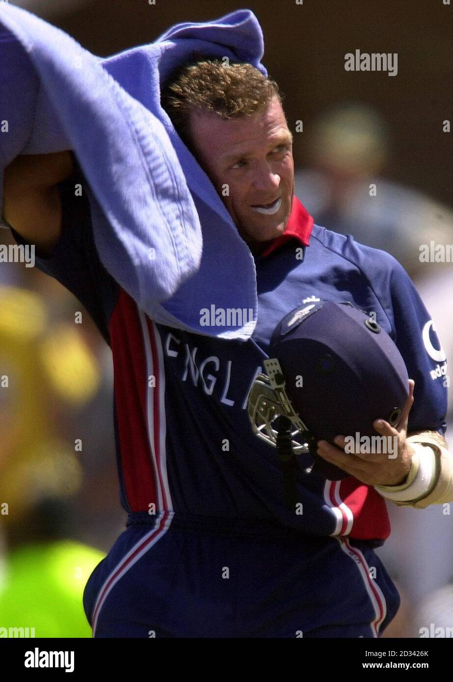 NUR FÜR REDAKTIONELLE VERWENDUNG - KEINE KOMMERZIELLEN VERKÄUFE der englische Alec Stewart wischt sich während des letzten Cricket-Weltcup-Spiels der Gruppe A gegen Australien im St. George's Park, Port Elizabeth, den Kopf mit einem Handtuch. England erzielte 204 für 8 aus ihren zugepflockten 50 Überern mit Stewart Top-Scoring mit 46 Runs. Stockfoto NUR FÜR REDAKTIONELLE VERWENDUNG - KEINE KOMMERZIELLEN VERKÄUFE der englische Alec Stewart wischt sich während des letzten Cricket-Weltcup-Spiels der Gruppe A gegen Australien im St. George's Park, Port Elizabeth, den Kopf mit einem Handtuch. England erzielte 204 für 8 aus ihren zugepflockten 50 Überern mit Stewart Top-Scoring mit 46 Runs. Stockfoto