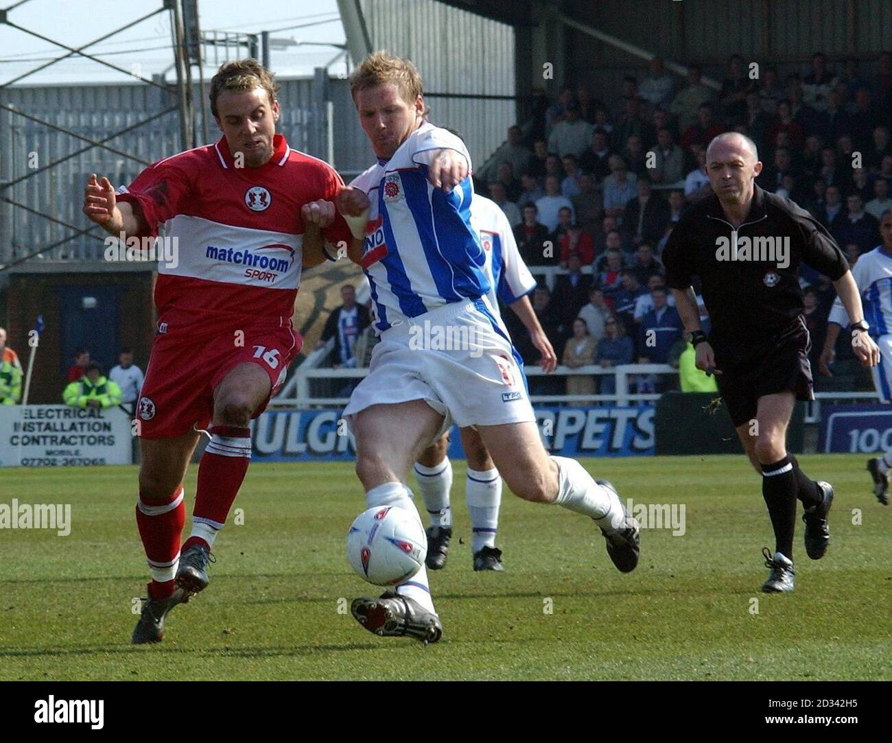 Hartlepool's Richie Humphries (Mitte) in Aktion gegen Wayne Purser von Leyton Orient während ihres Nationwide Division Three Spiels auf Hartlepool's Victoria Park Ground. DIESES BILD KANN NUR IM RAHMEN EINER REDAKTIONELLEN FUNKTION VERWENDET WERDEN. KEINE INOFFIZIELLE CLUB-WEBSITE. Stockfoto