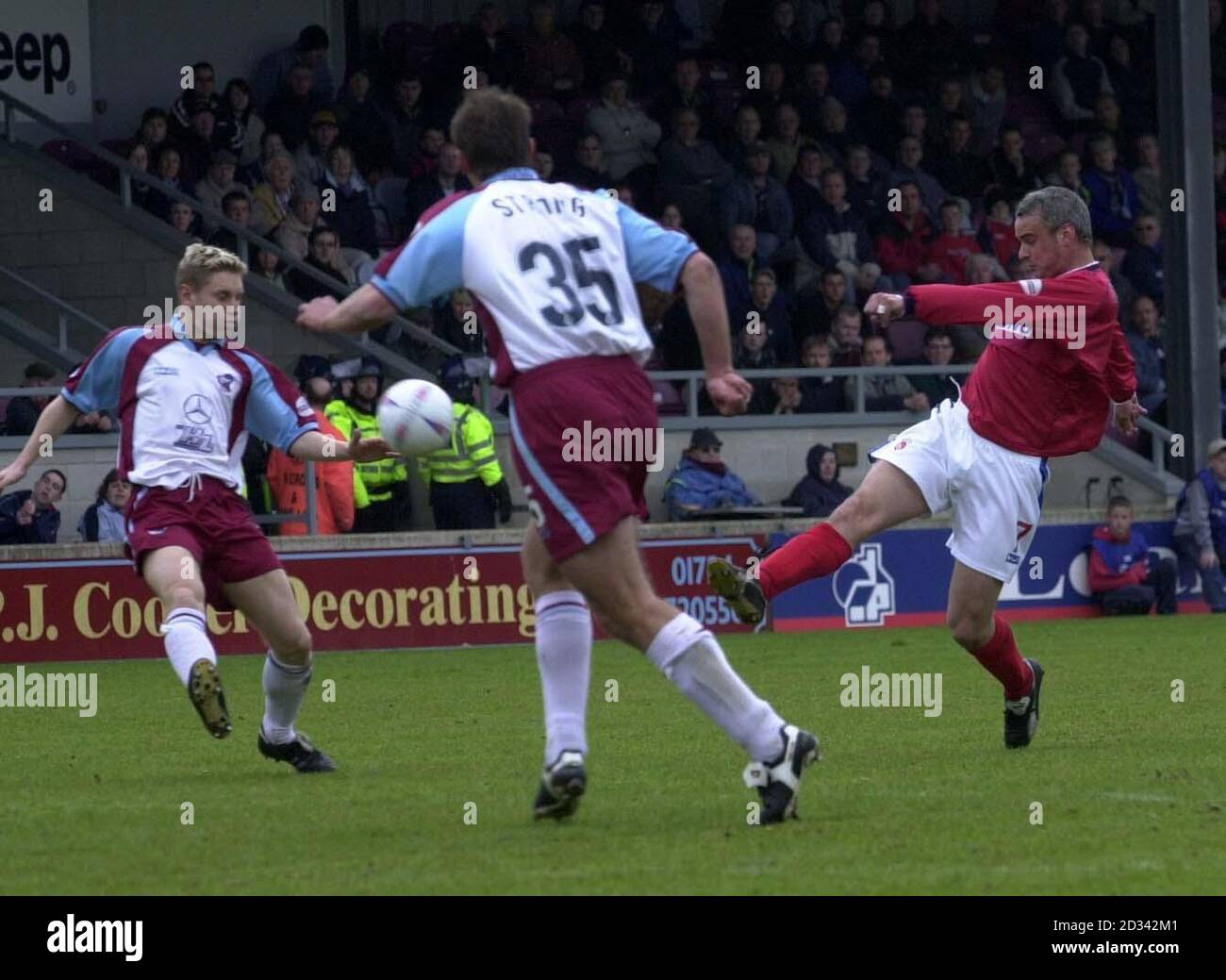 Hartlepool's Mark Tinkler feuert in einem Schuss, scheitert aber beim Nationwide Division Three Match im Glanford Park, Scunthorpe. DIESES BILD KANN NUR IM RAHMEN EINER REDAKTIONELLEN FUNKTION VERWENDET WERDEN. KEINE INOFFIZIELLE CLUB-WEBSITE. Stockfoto