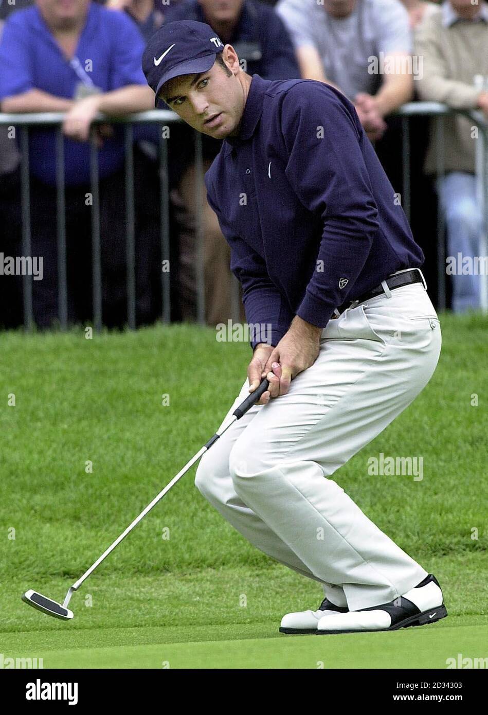 Der Südafrikaner Trevor Immelman verpasst während der Volvo PGA Championship im Wentworth Golf Club, Virginia Water, Surrey, einen Adlerputt auf dem 18. Loch. Stockfoto