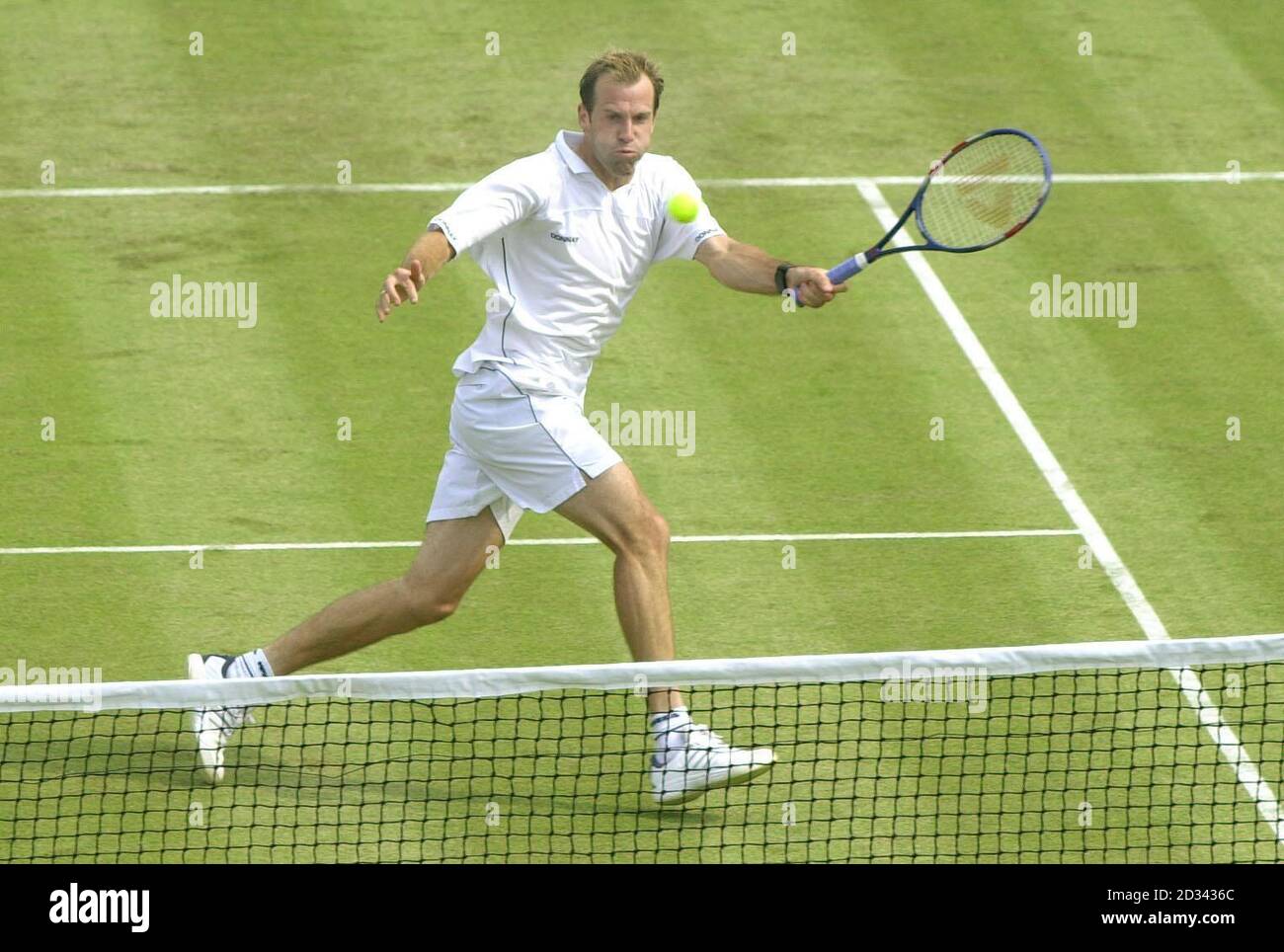 Der Großbritanniens Greg Rusedski während seines Spiels gegen den Finnen Jarkko Nieminen bei den Samsung Open in Nottingham. Stockfoto