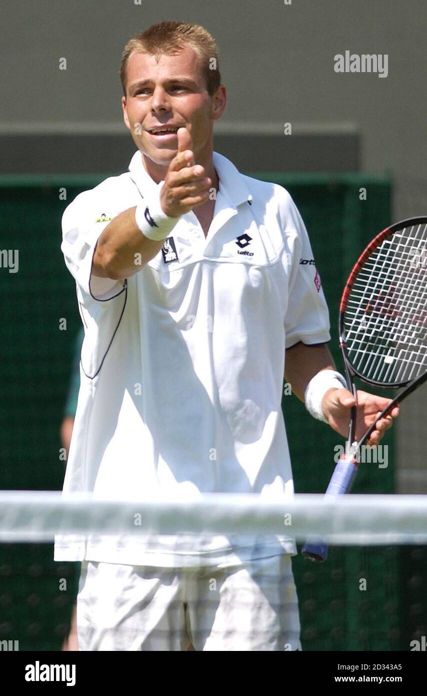 NUR FÜR REDAKTIONELLE ZWECKE, KEINE VERWENDUNG VON MOBILTELEFONEN. Tomas ZIB aus Tschechien bestreitet einen Line Call während seines Spiels gegen den britischen Tennisstar Tim Henman auf dem Court One bei den All England Lawn Tennis Championships in Wimbledon. Stockfoto