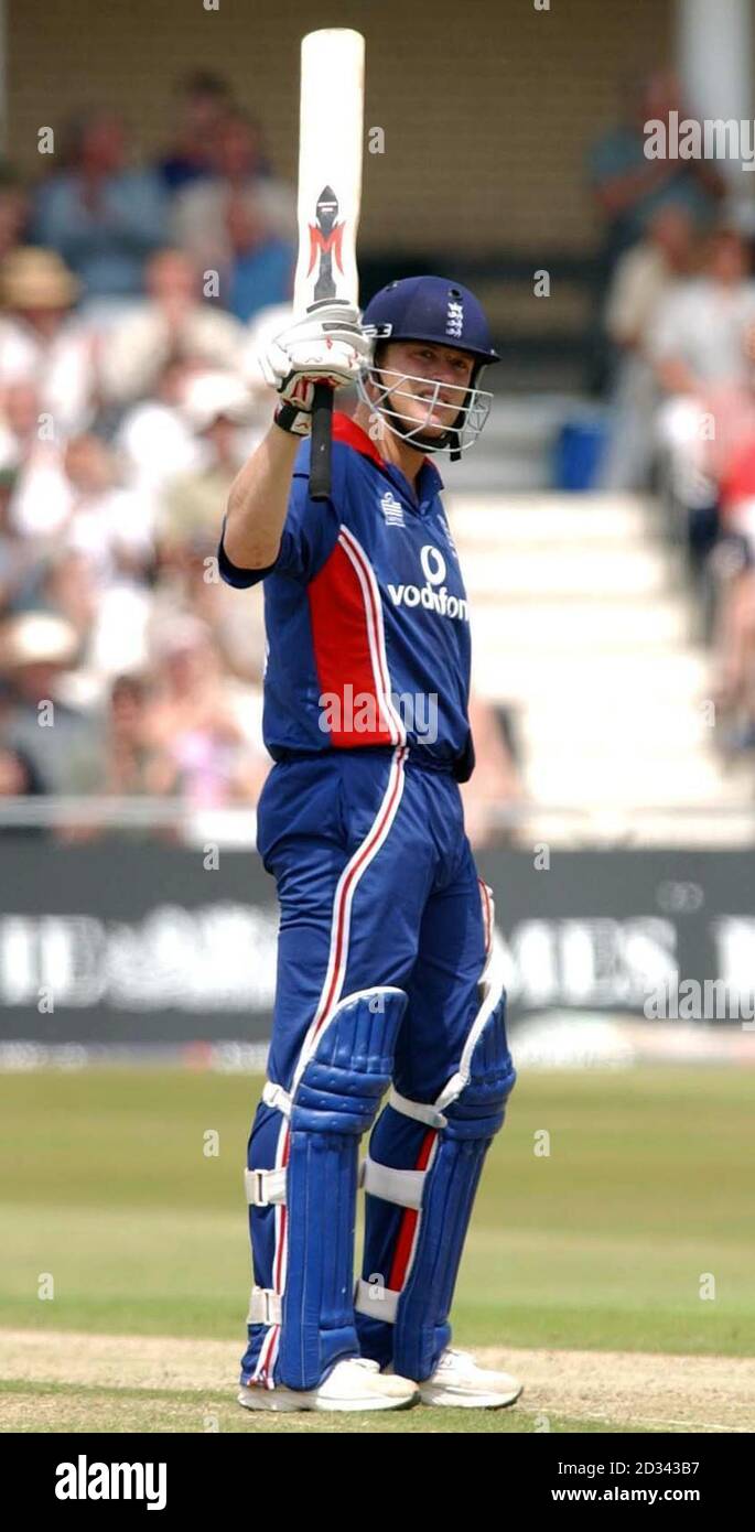 Der englische Andrew Flintoff feiert sein halbes Jahrhundert während der NatWest Series, einem eintägigen internationalen Spiel gegen Simbabwe, in Trent Bridge, Nottingham. Stockfoto